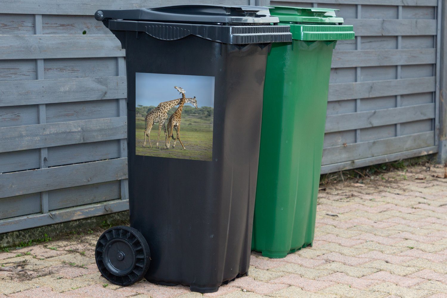 MuchoWow Wandsticker Zwei Container, Giraffen Himmel erwachsene (1 St), Abfalbehälter Sticker, unter Mülltonne, Mülleimer-aufkleber, blauem