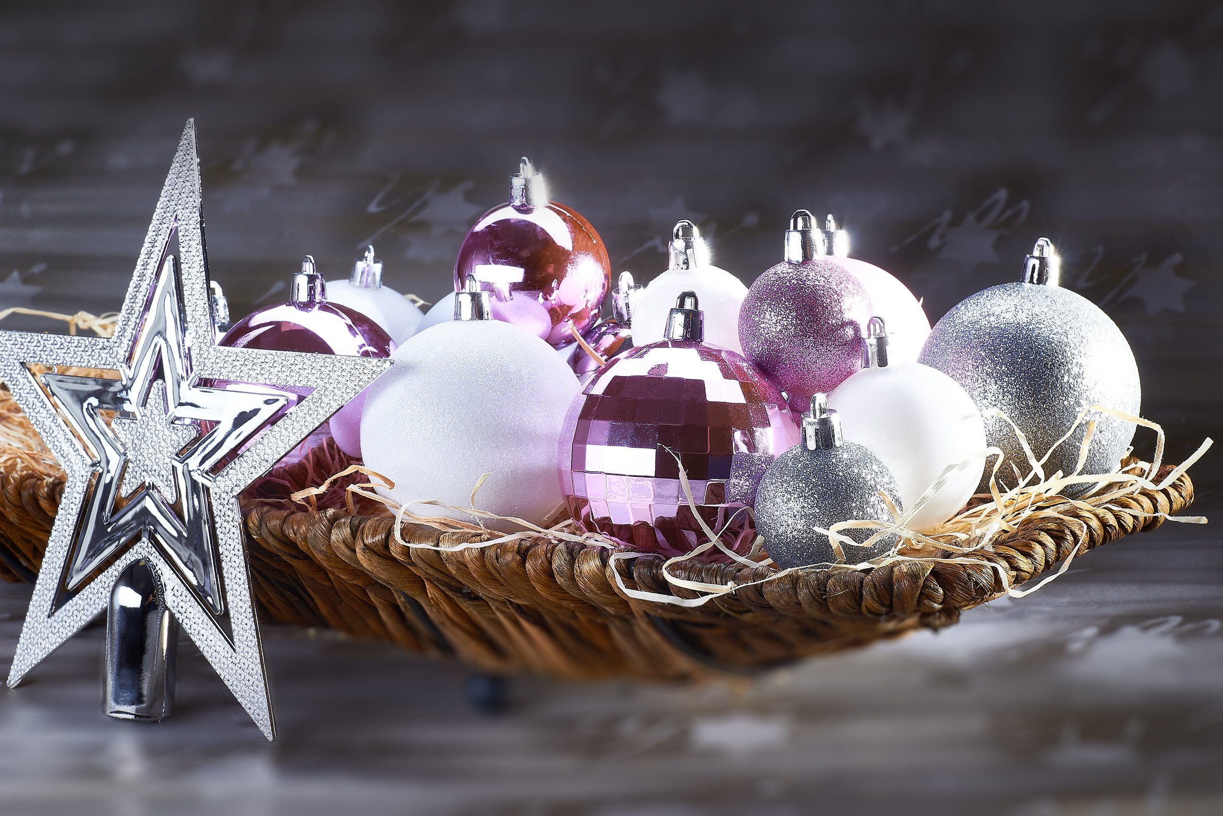Baumspitze, Weiß aus und Weihnachtsdekoration Kunststoff, robust Christbaumschmuck Rosa, 50-teiliges Weihnachtsbaumkugel mit BRUBAKER Weihnachtskugel-Set edel Silber und
