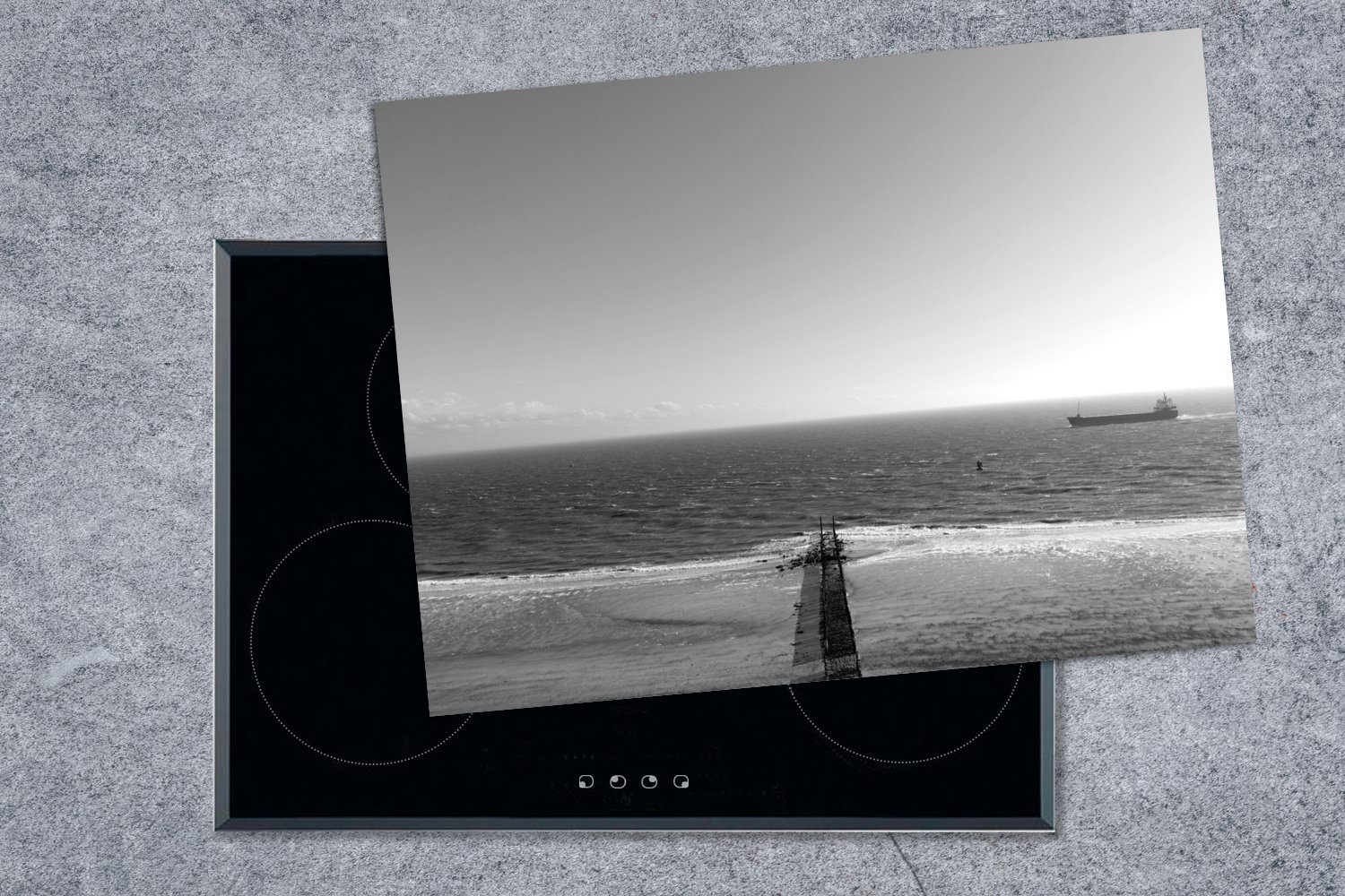 Mobile von MuchoWow cm, schwarz-weiß, Vinyl, tlg), entlang Schiff (1 Herdblende-/Abdeckplatte Strand Zoutelande segelt Arbeitsfläche Ein - Ceranfeldabdeckung am nutzbar, 70x52