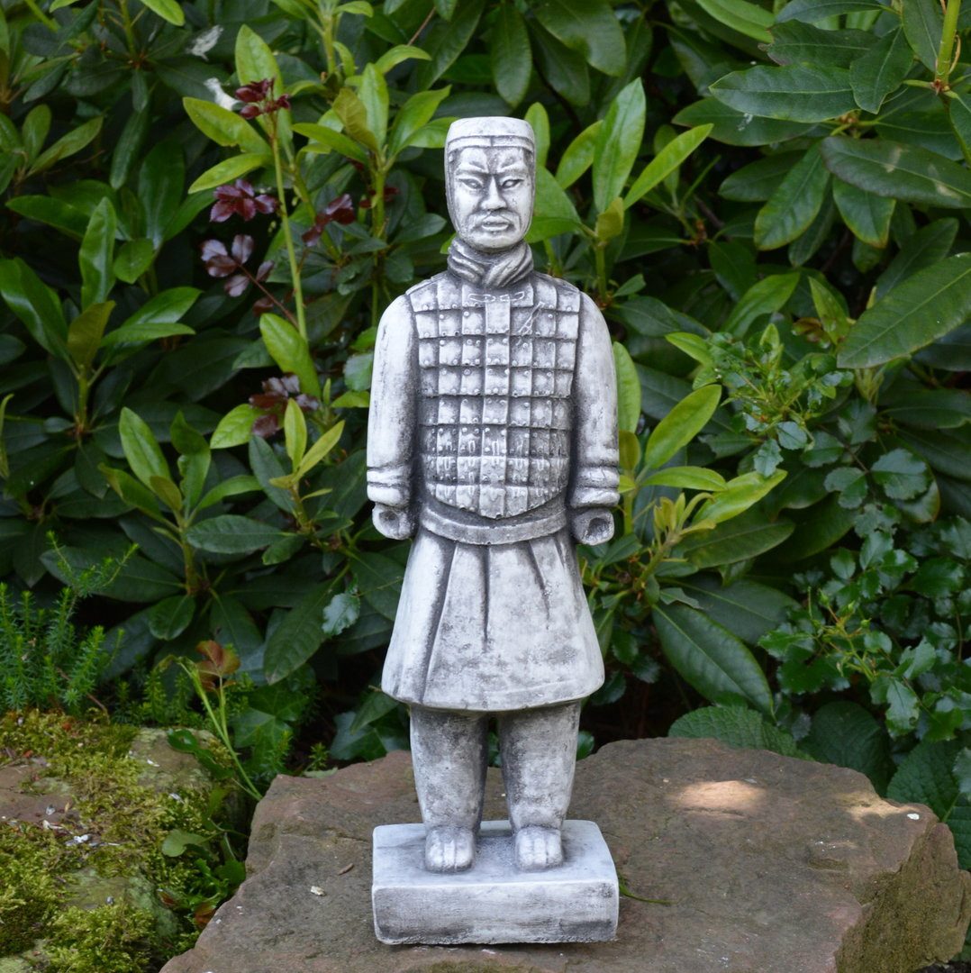 gartendekoparadies.de Gartenfigur Terrakotta Krieger Motiv V Steinfigur 36 cm Steinguss 3 kg, Frostsicher
