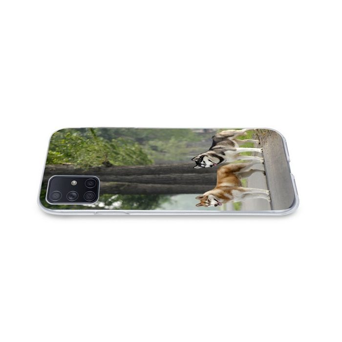 MuchoWow Handyhülle Vier Huskys zwischen den Bäumen Phone Case Handyhülle Samsung Galaxy A71 Silikon Schutzhülle