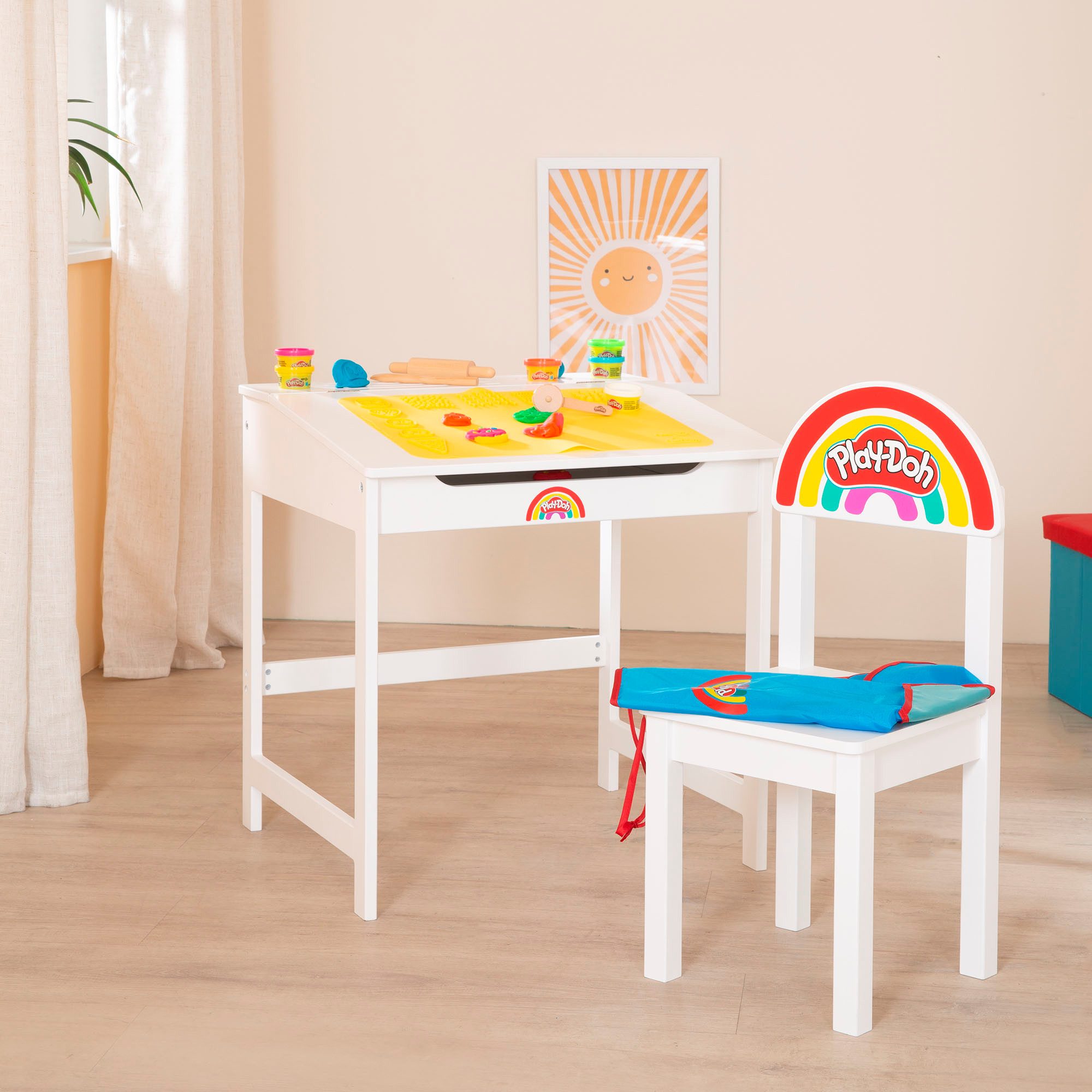 roba® Kindersitzgruppe Play-Doh Schulpult, (Set), inkl. 3D-Kreativmatte, 6 Knetdosen, Schürze