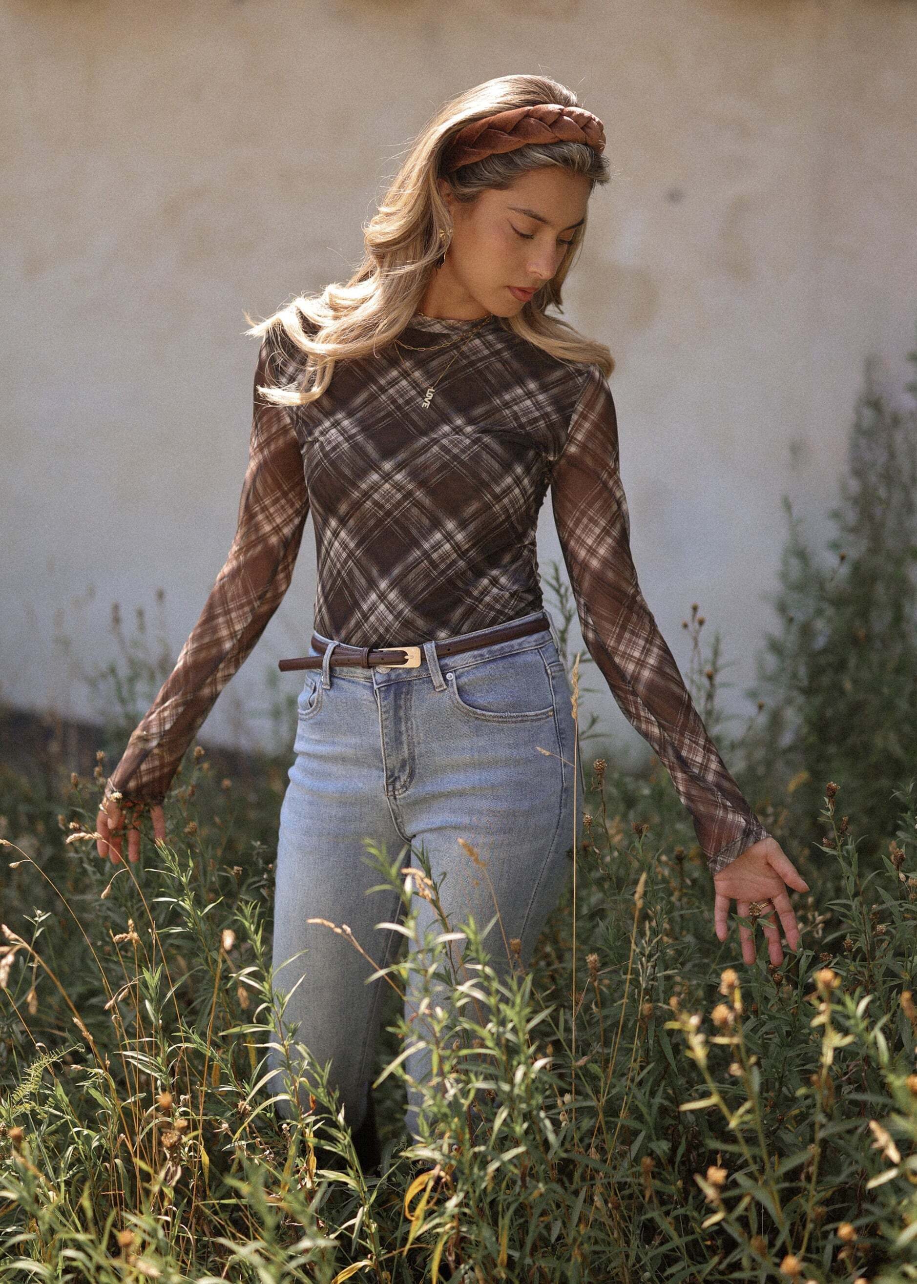 SASSYCLASSY Langarmshirt Mesh Langarmshirt mit Karo-Muster Damen Körpernah geschnittenes Shirt mit Rundhals und langen Armen Braun