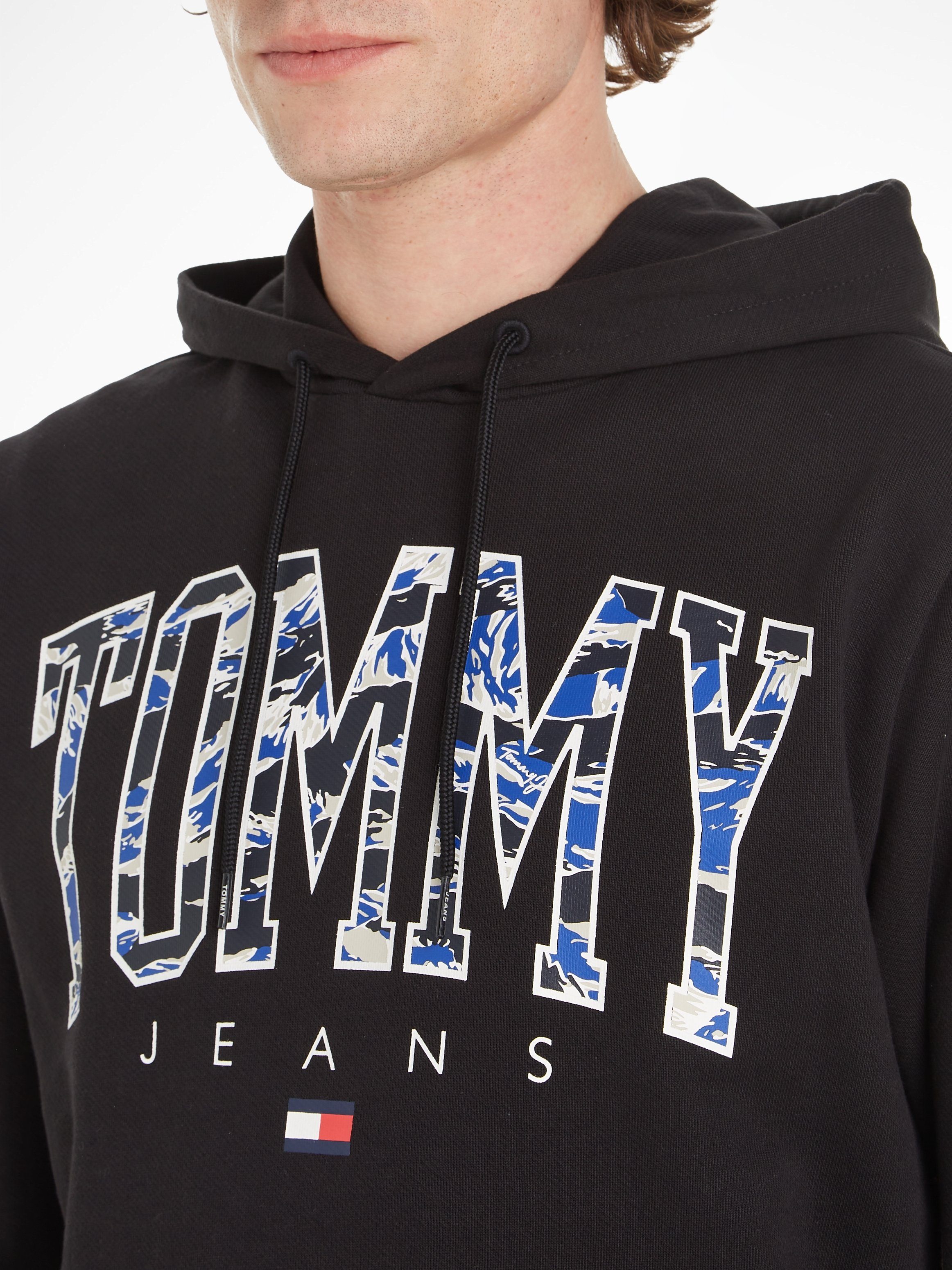 Tommy Jeans Kapuzensweatshirt TJM REG Black HOODIE NEW CAMO VRSTY