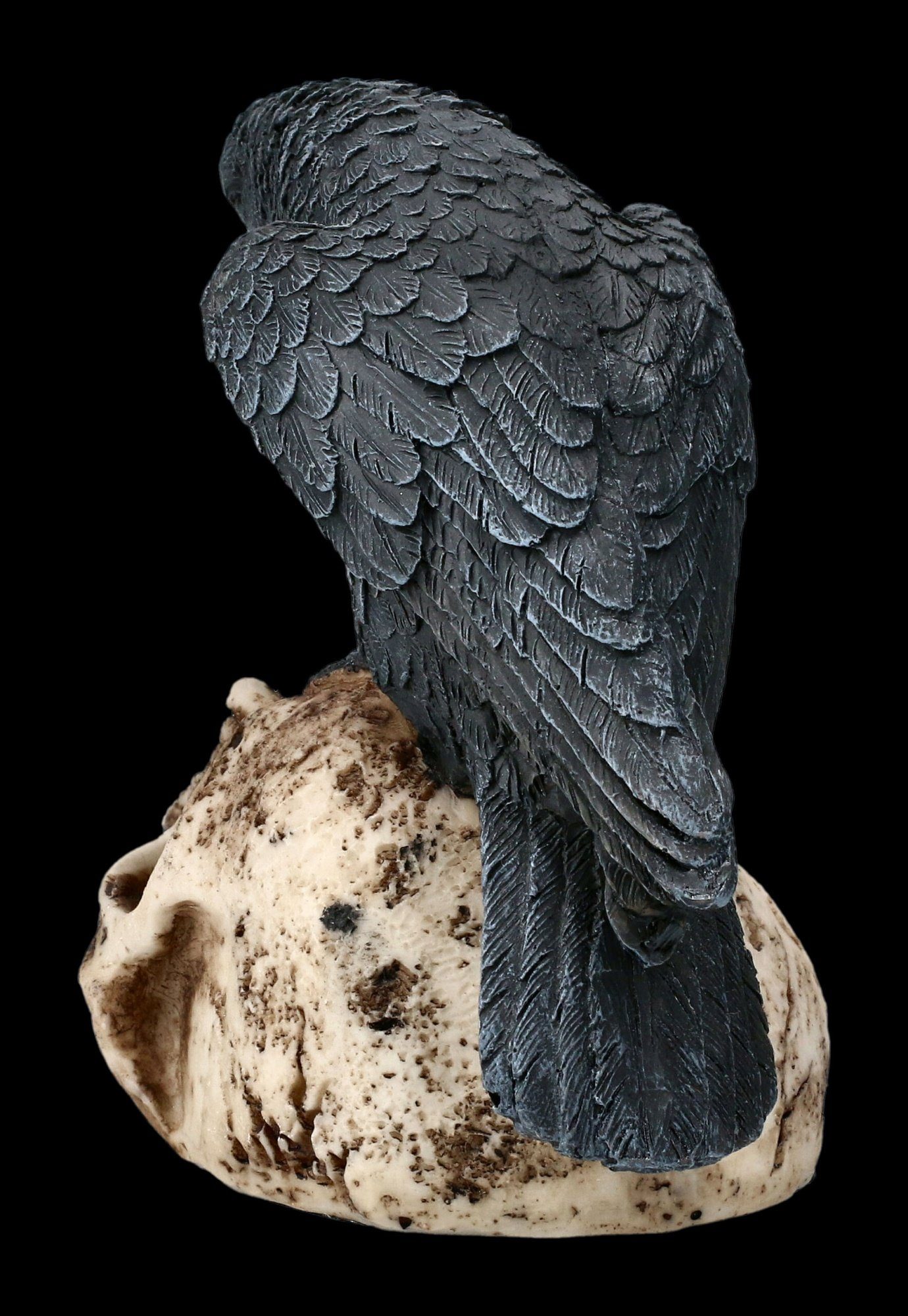 Figuren Shop GmbH Fantasy-Figur Raben Figur sitzt auf Totenkopf - Gothic Fantasy Deko
