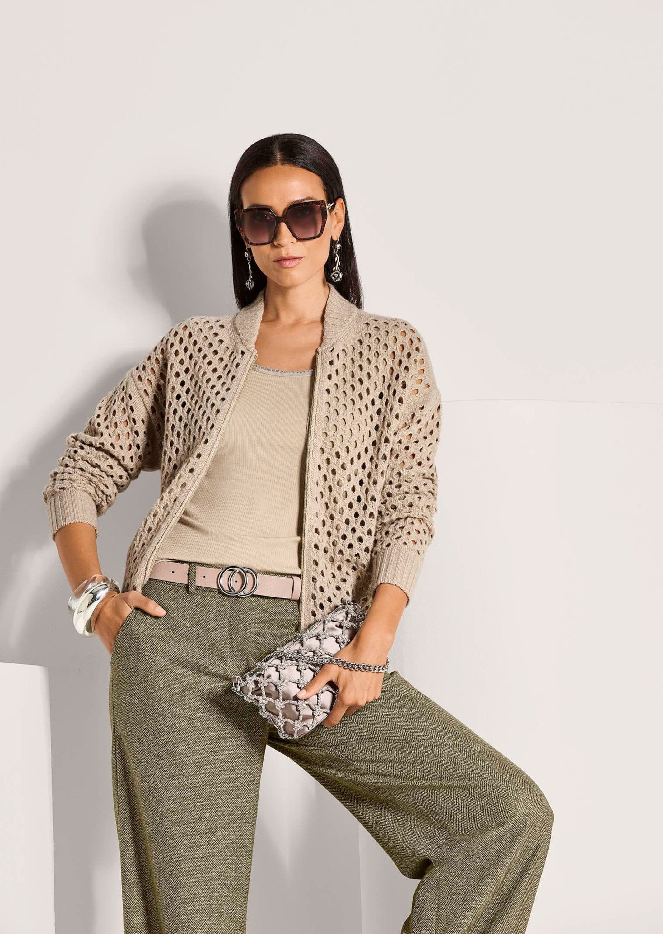 MADELEINE Strickjacke Moderne Strickjacke mit Lochmuster Jacke mit Stehkragen, Reißverschluss und Langarm