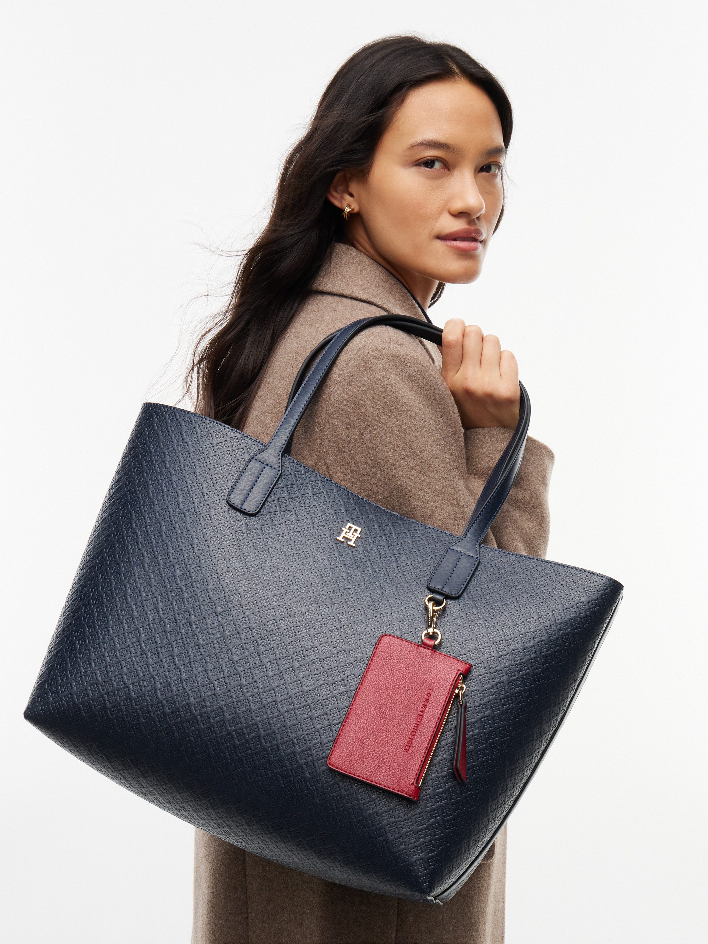Tommy Hilfiger Handtasche TH ICON TOTE MONO (Set, Mit abnehmbarem Schlüsselanhänger), Damen Schultertasche mit TH-Allover-Logoprägung – Bild 2 von 5