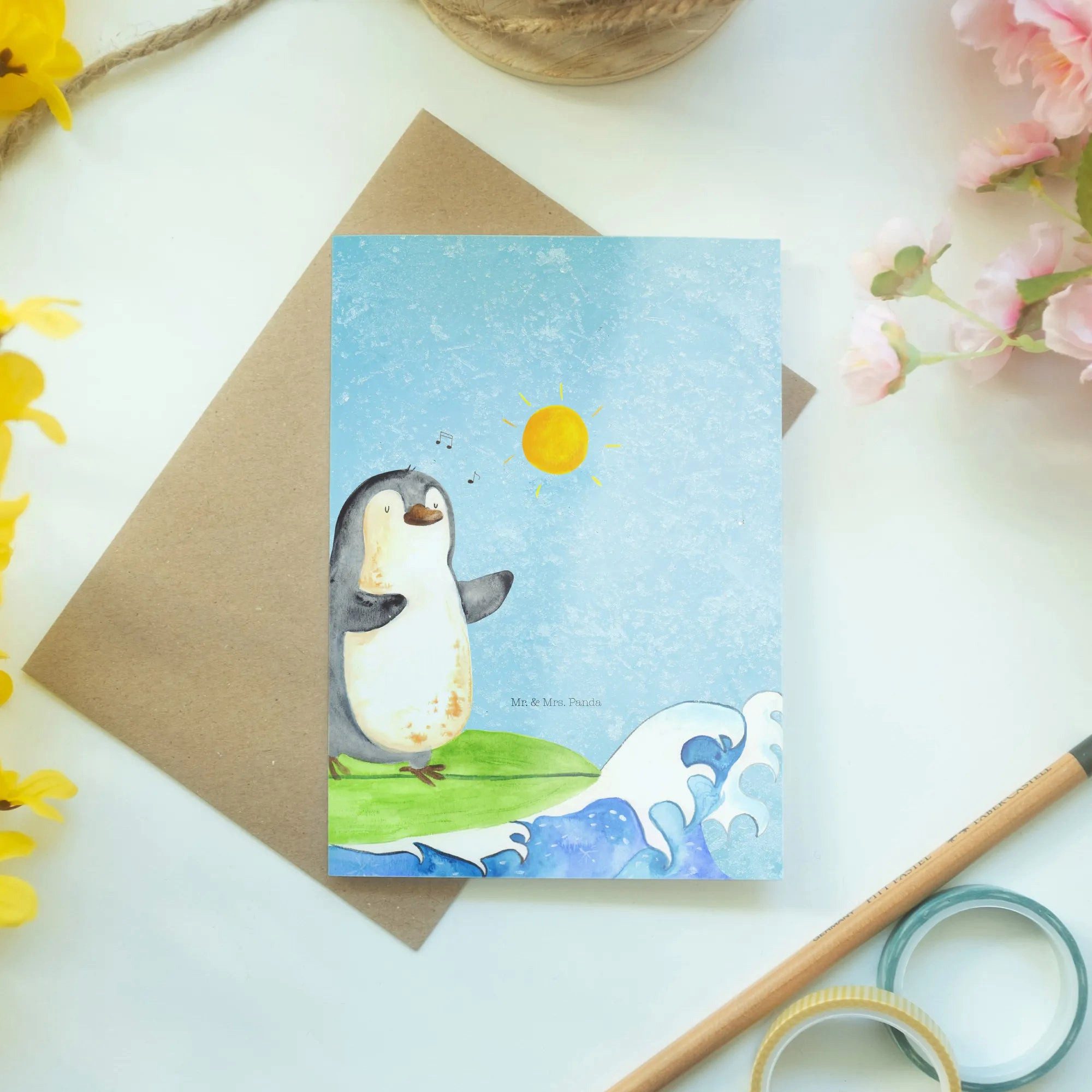 Thumbnail - Mr. & Mrs. Panda Grußkarte Pinguin Surfer - Eisblau - Geschenk, Portugal, Urlaub, Ansichtskarten, Handgefertigt