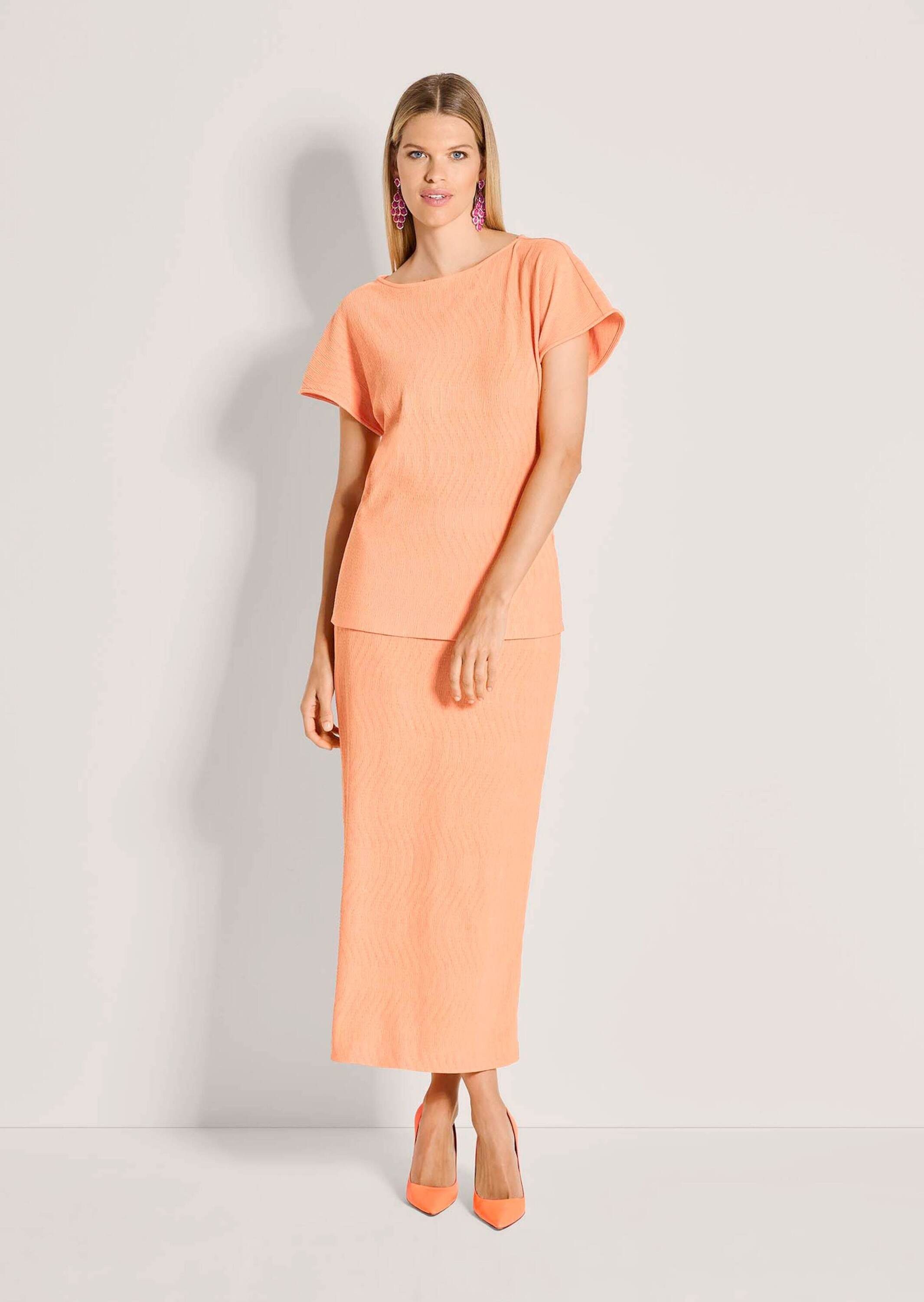 MADELEINE Kurzarmshirt Elegantes Sommershirt mit U-Boot-Ausschnitt Taillierter Schnitt, wellenförmige Struktur, ärmellos