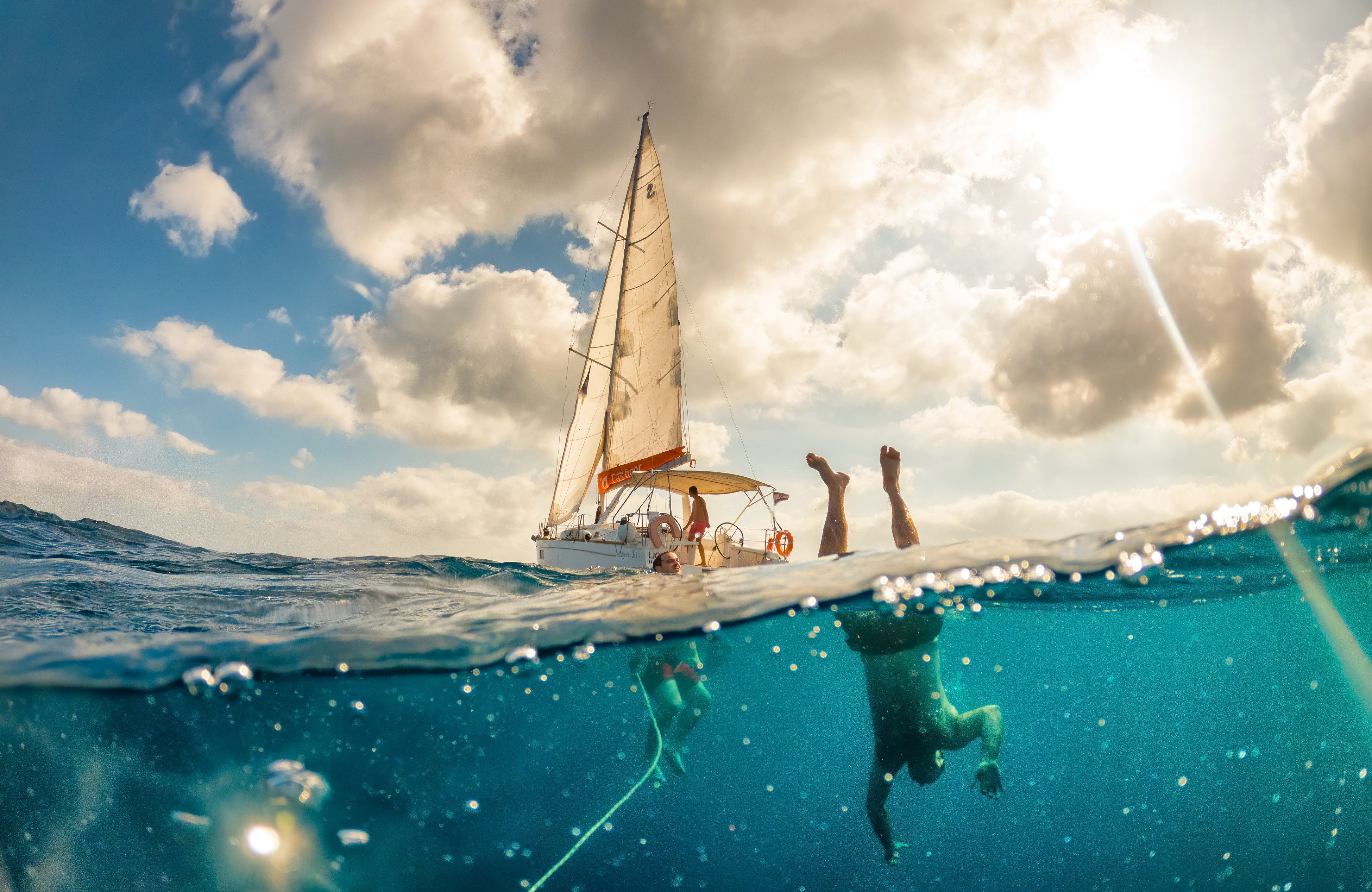 Fototapete VLIES-Tapete Premium Segel Tauchen Urlaub Meer Himmel Sonne Wolken