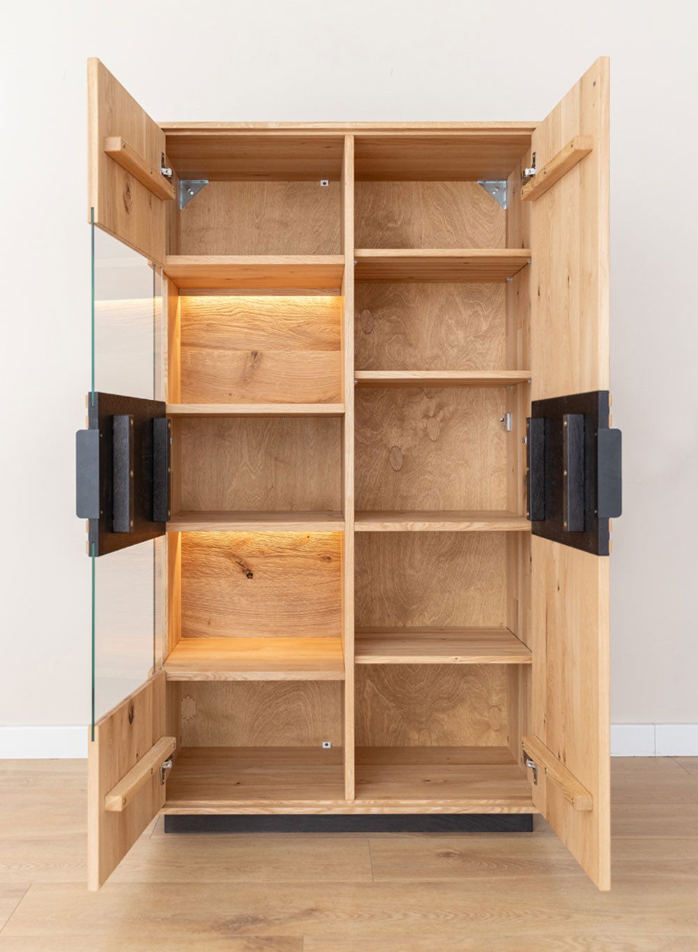 Feldmann-Wohnen Vitrine Tirano (2-türig, mit Einlegeböden, mit Glaseinsatz, 1-St., Massivholz, geölte Oberfläche) 83x39x147cm 2-türig Eiche Natur - Absetzungen Lamellen