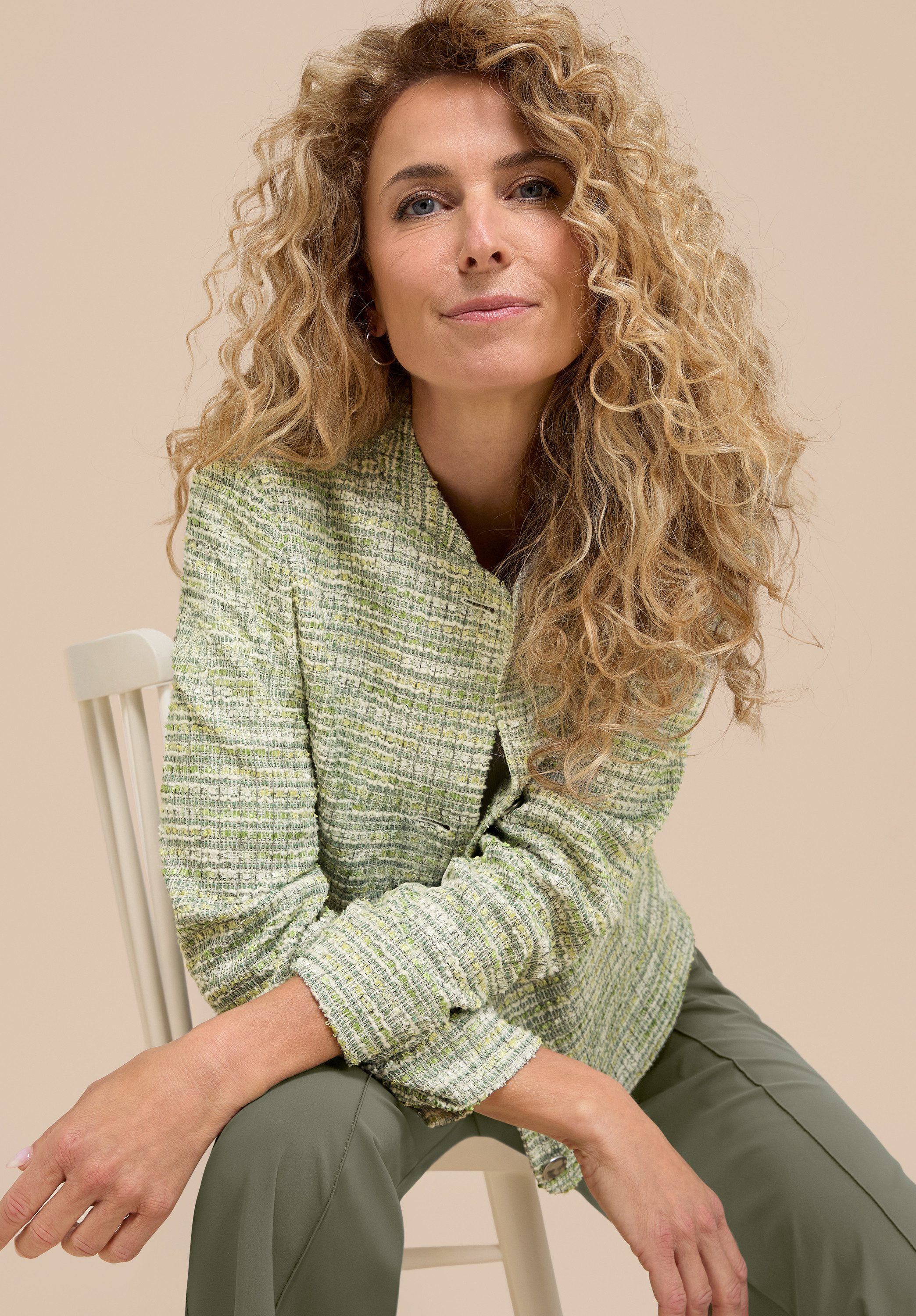 bianca Kurzblazer KATHI in angesagter Struktur-Optik und cooler Trendfarbe