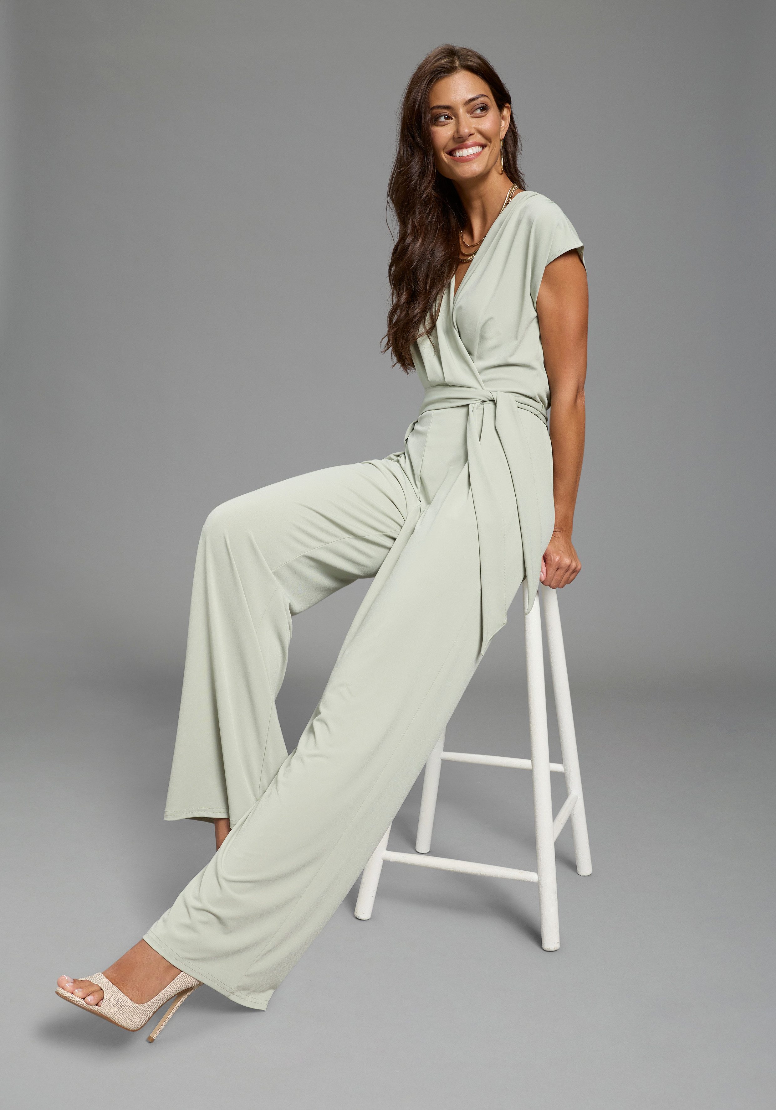 Laura Scott Jumpsuit mit Wickeloptik und Gürtel, aus elastischem Jersey-Material – Bild 5 von 5