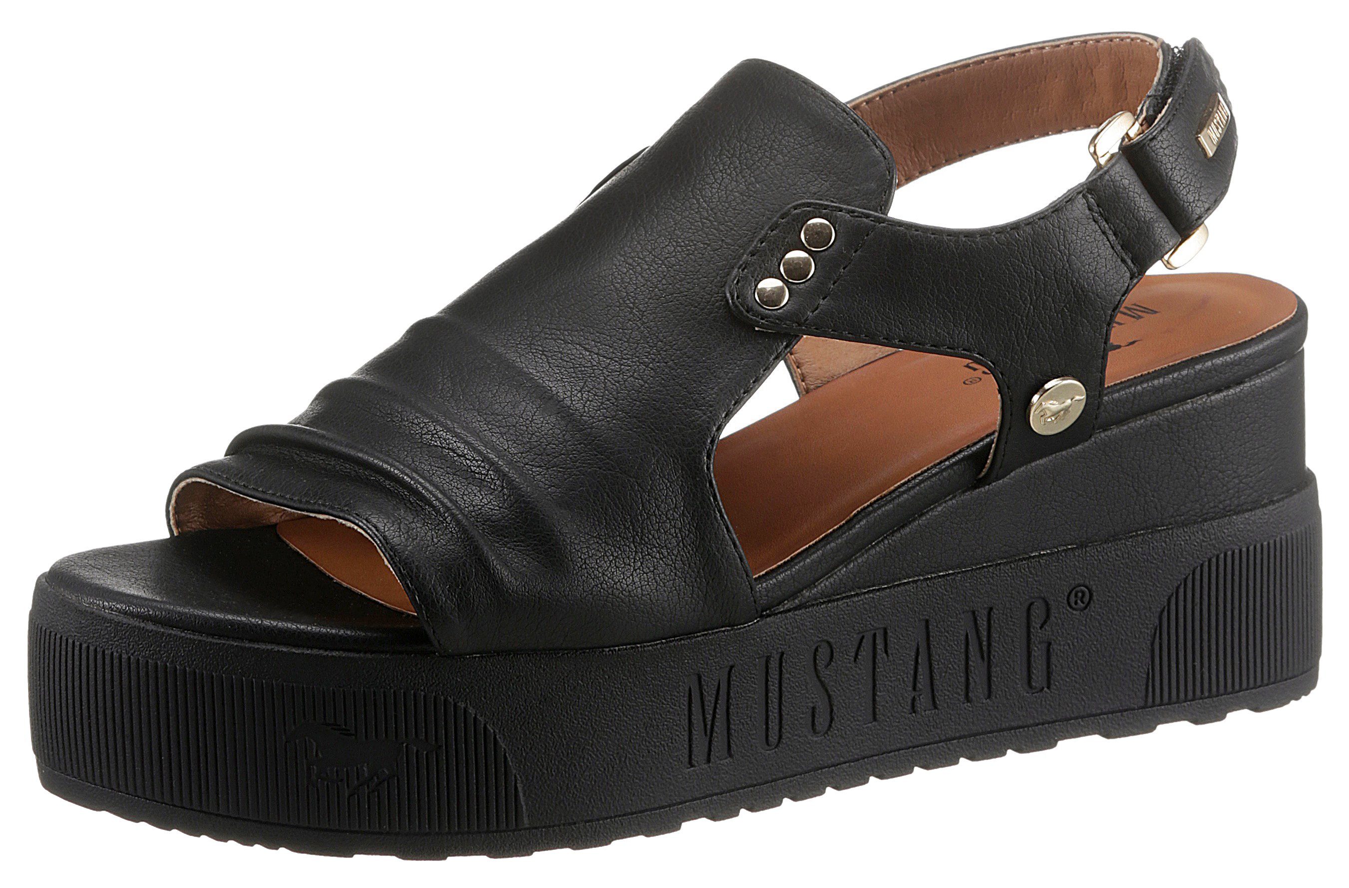 Mustang Shoes Keilsandalette Klettriemchen mit schwarz
