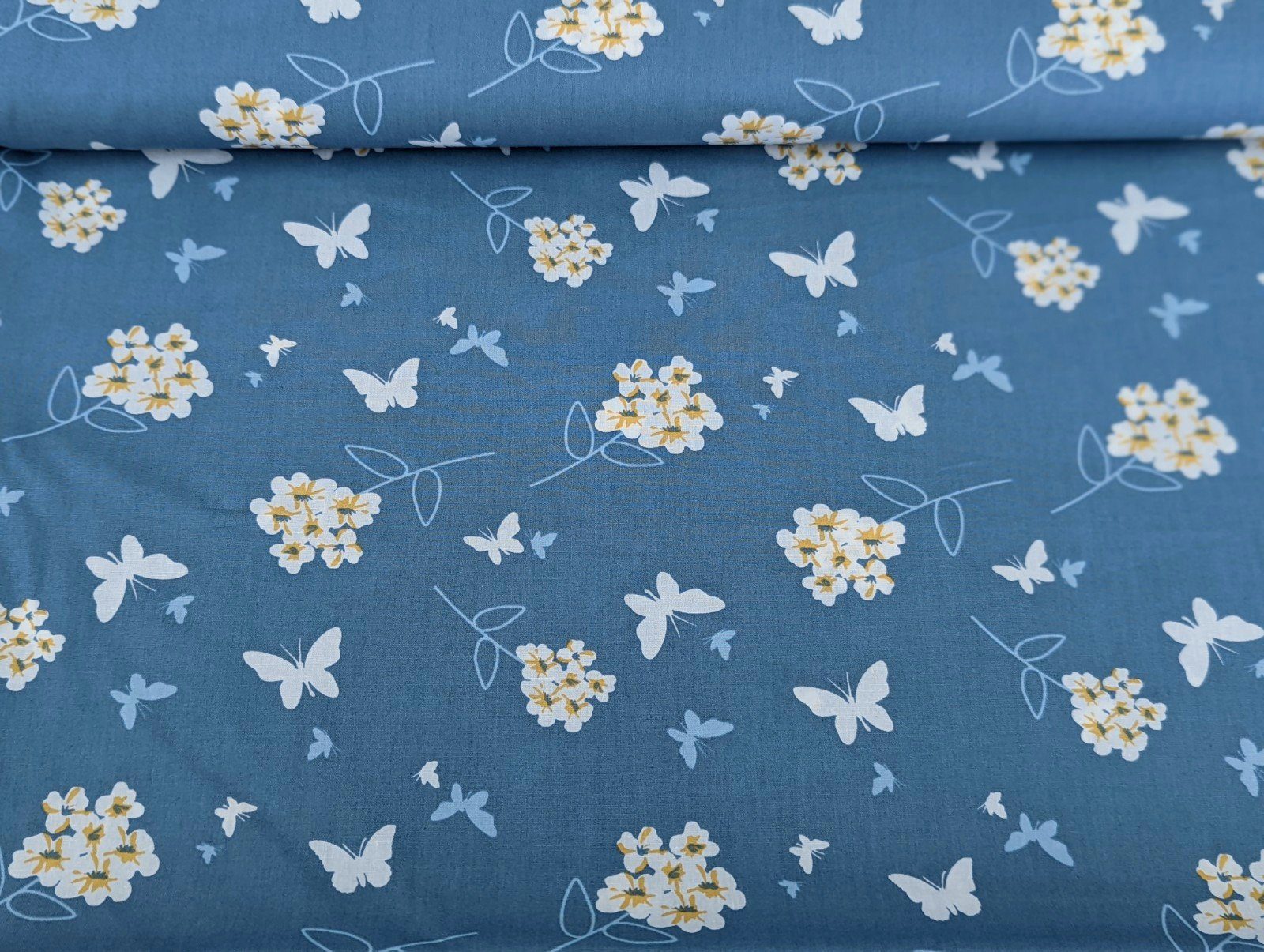 Stoff Baumwollstoff Popeline Blumen und Schmetterlinge Jeansblau Stoff Meterware
