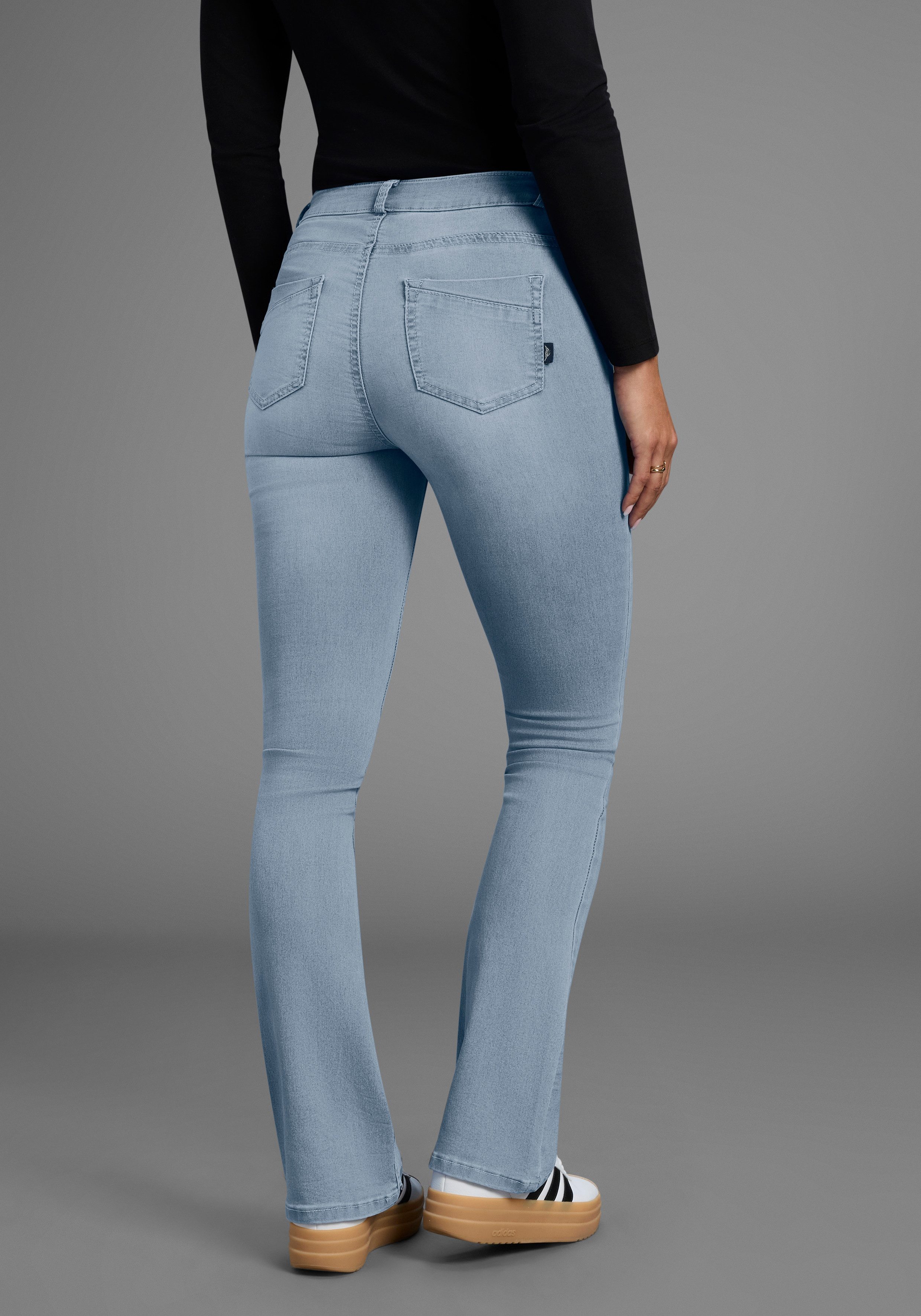 Arizona Bootcut-Jeans Ultra Stretch ausgestellte Beinform, Used-Waschung, hohe Leibhöhe