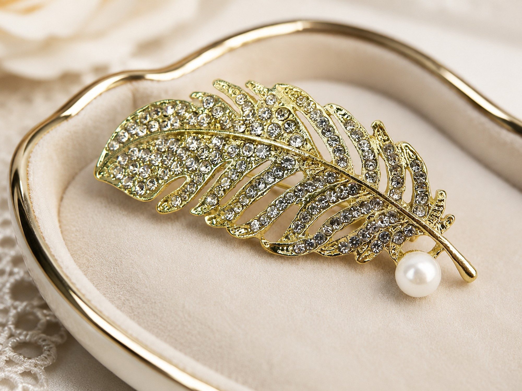 Ella Jonte Brosche, Elegante Feder-Brosche mit funkelnden Strasssteinen und Perle