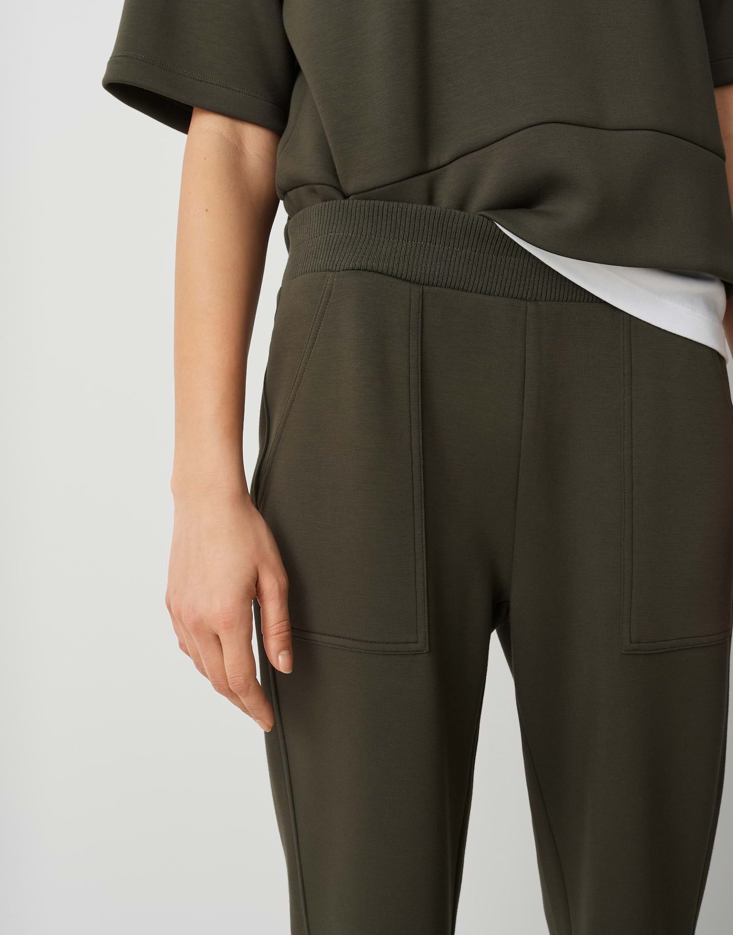 OPUS Stoffhose Myha Club mit samtiger Optik Schmal zulaufendes Bein, angeraute Oberfläche, weicher Griff – Bild 4 von 5