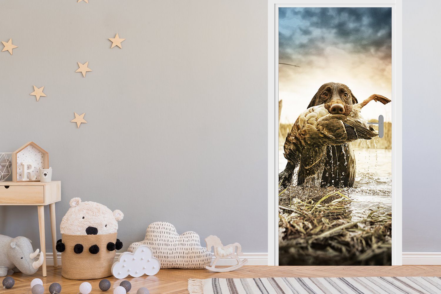 MuchoWow Türtapete Ein Hund vollendet seine Jagd mit einer Ente im Maul, Matt, bedruckt, (1 St), Selbstklebende Tapete, Folie für Möbel, 75x205 cm