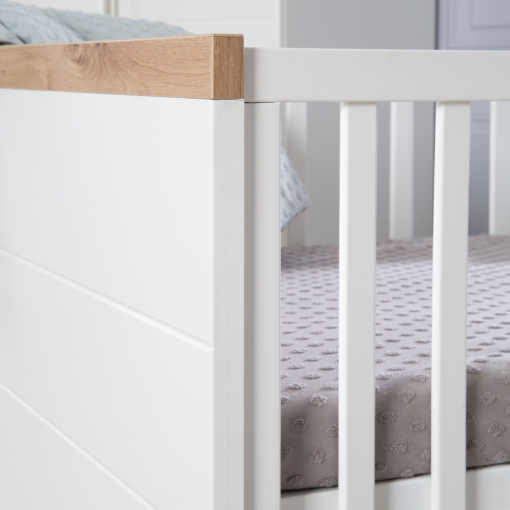 roba® Babybett Nele, Gitterbett umbaubar - Höhenverstellbar - Holz Dekor mit Fräsungen