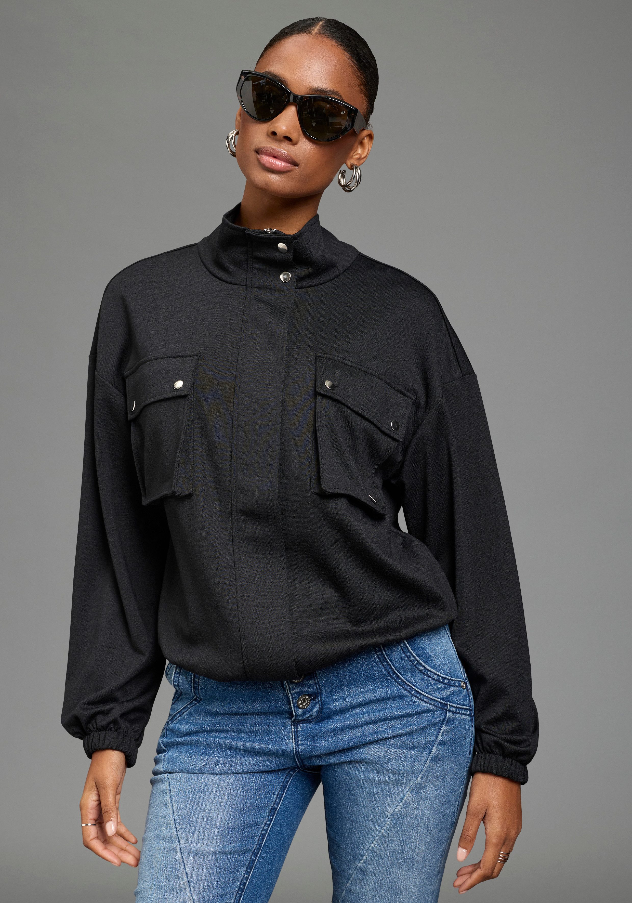 Bruno Banani Sweatjacke in modischer Blouson-Form und eleganten Knöpfen, hüftlange Schnittform, mit Stehkragen. € 69,99, (€ 69,99 pro 1 Stk).