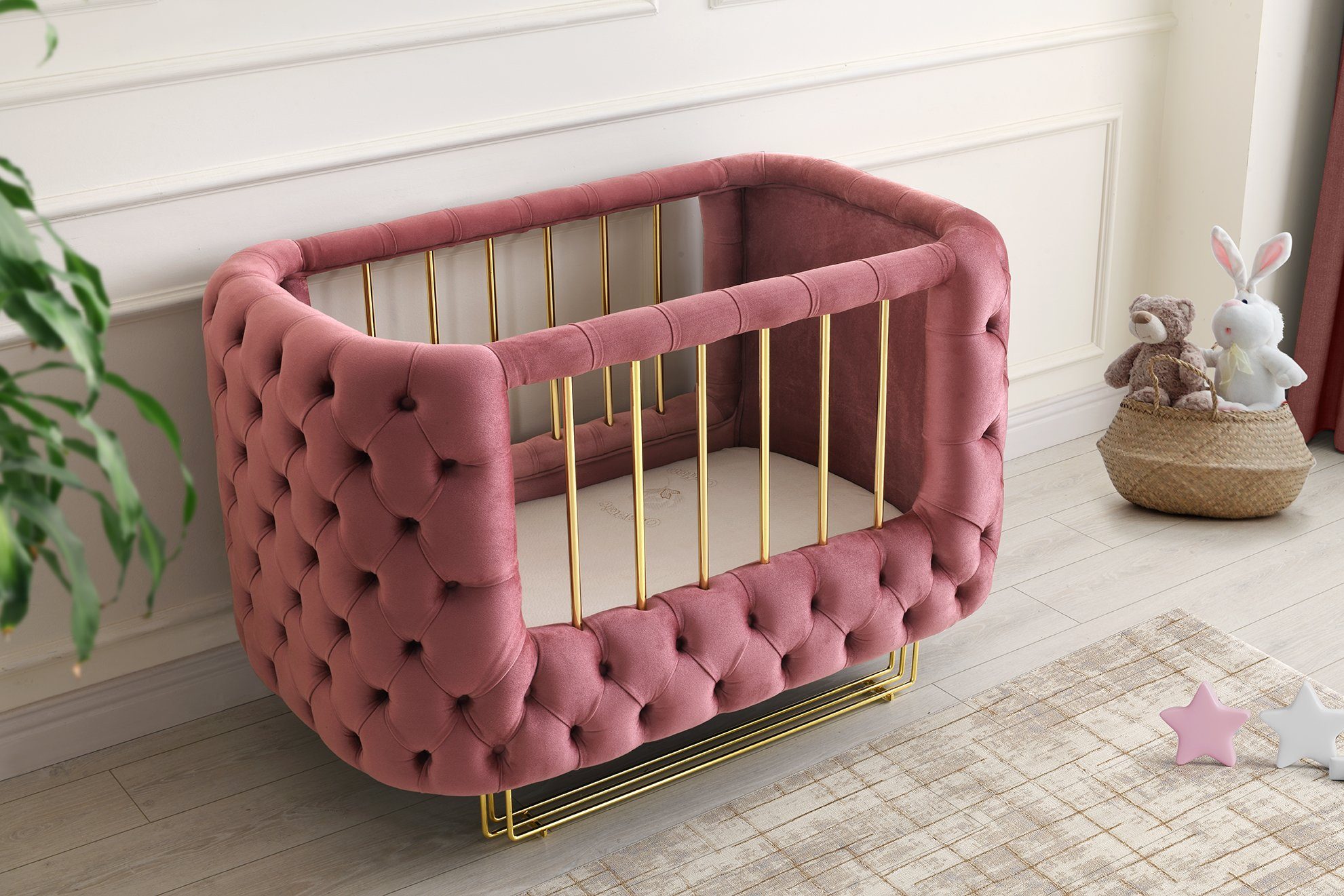 Jabari Babybett 70x120 cm Premium Wollbäckchen - Mega-Deal: 25% Extra-Rabatt, Designer Chesterfield Gitterbett 70x120 Samt Gold Handmade in Germany
