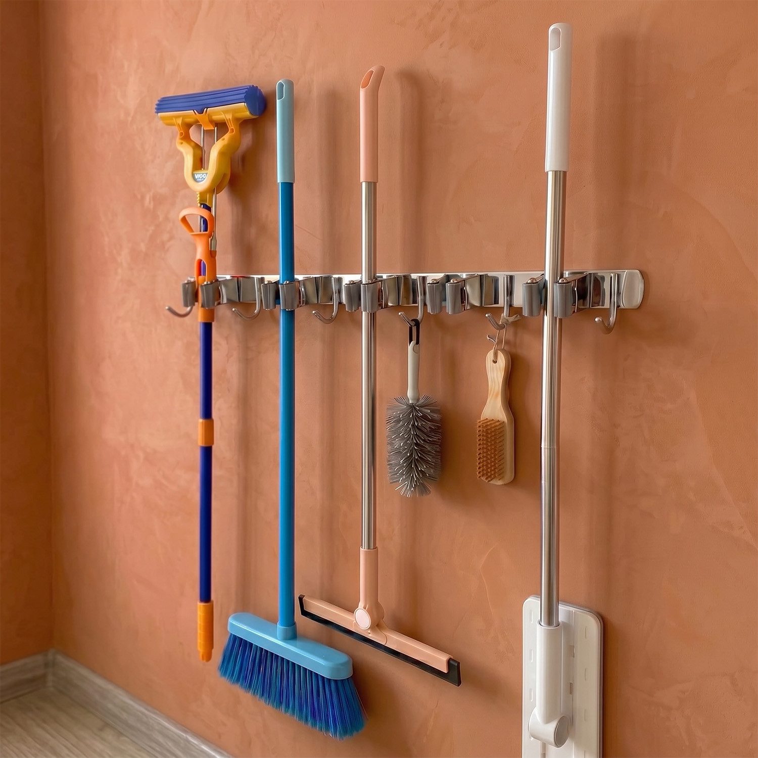 Maclean Wandhalterung MC-185 für Gartengeräte, Mops und Besen 20 kg 60 cm, (mit Haken, Edelstahl SUS304, Abstand zwischen den Haken: 115 mm) – Bild 4 von 5