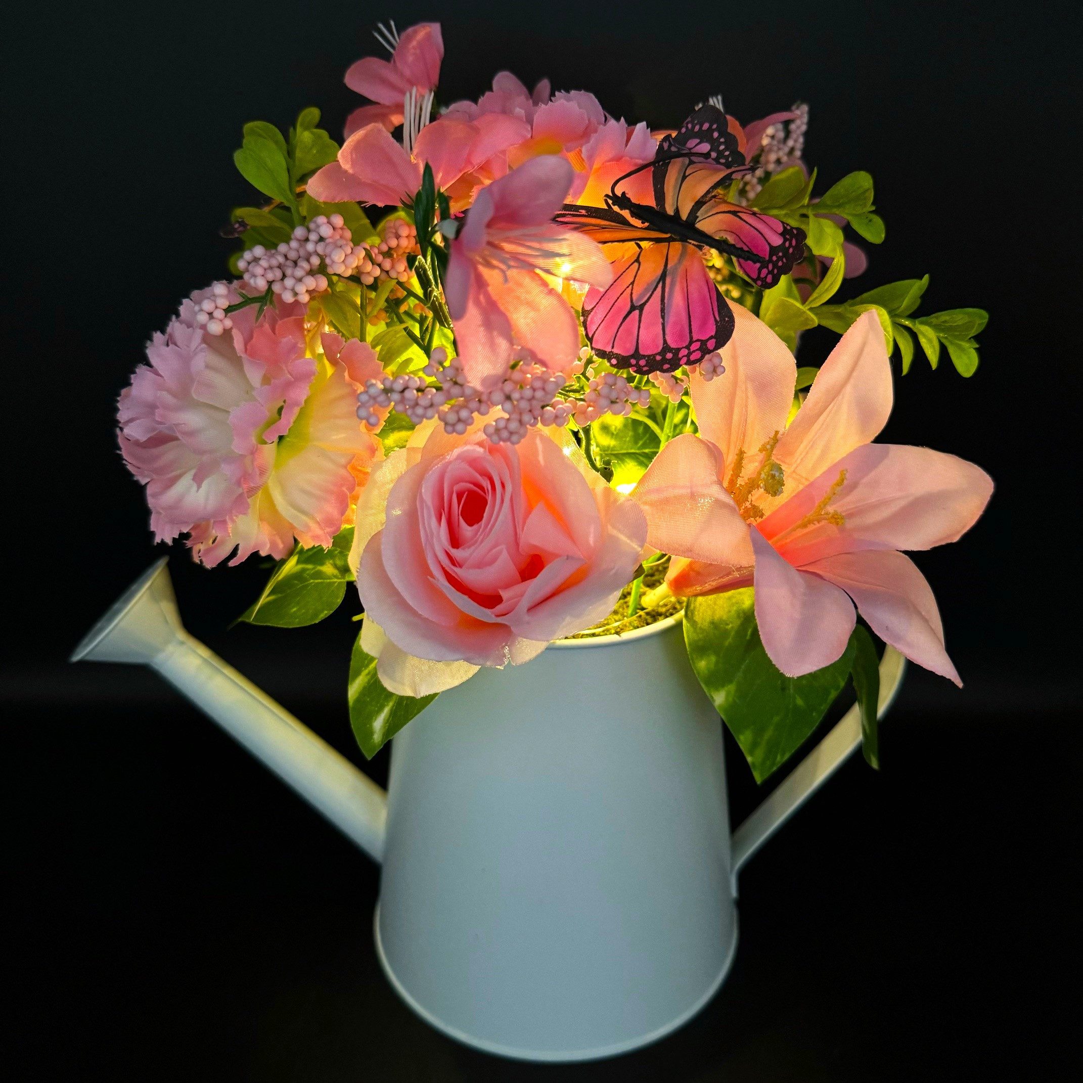 Kunstpflanze Deko Gießkanne mit künstlichen Blumen, LED Lichterkette & Timer Rosen, Lilien, Nelken und 2 Schmetterlinge, Online-Fuchs, Deko für Frühling und Sommer