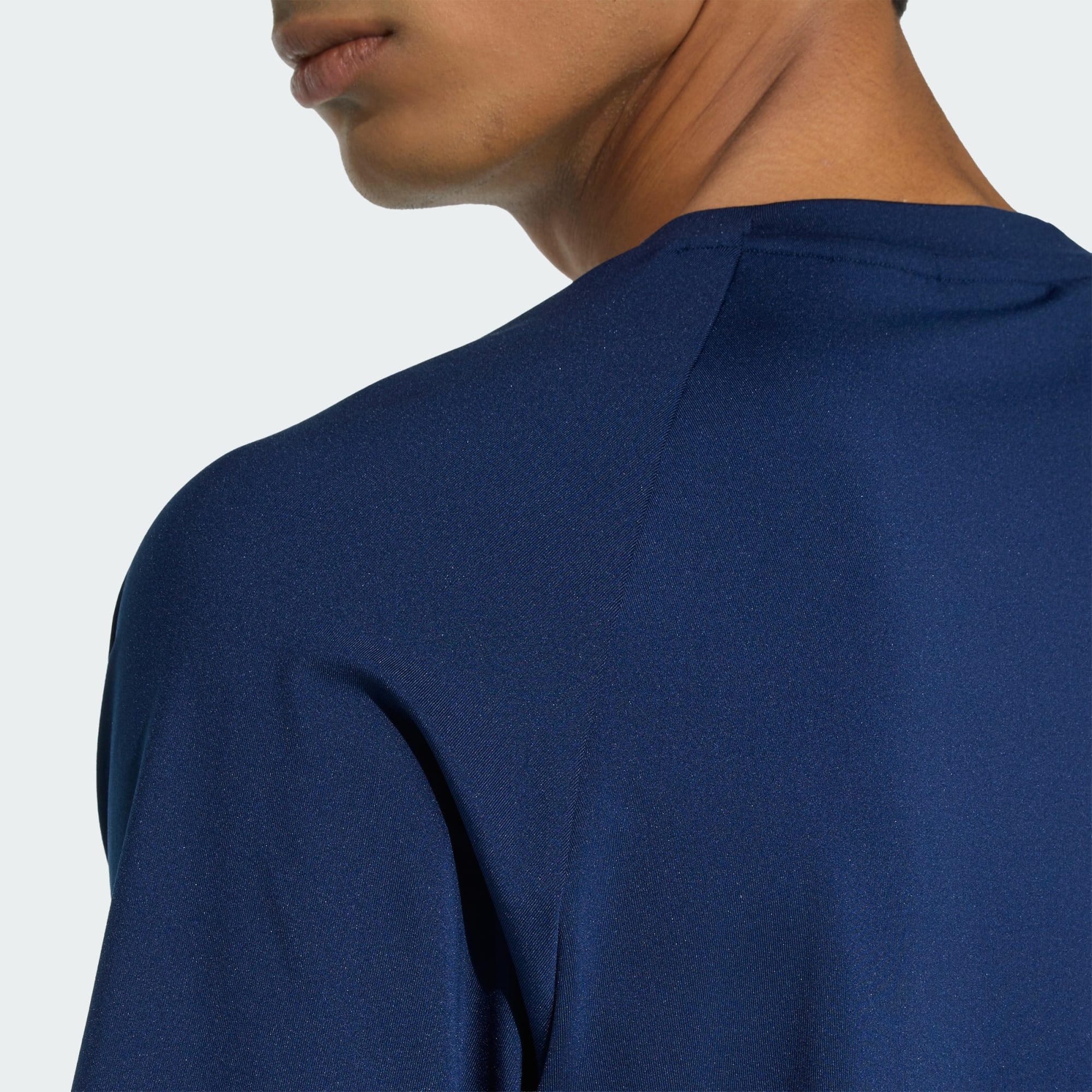 adidas Originals T-Shirt TECH TREFOIL ESSENTIALS POLYESTER T-SHIRT (1-tlg) – Bild 4 von 5
