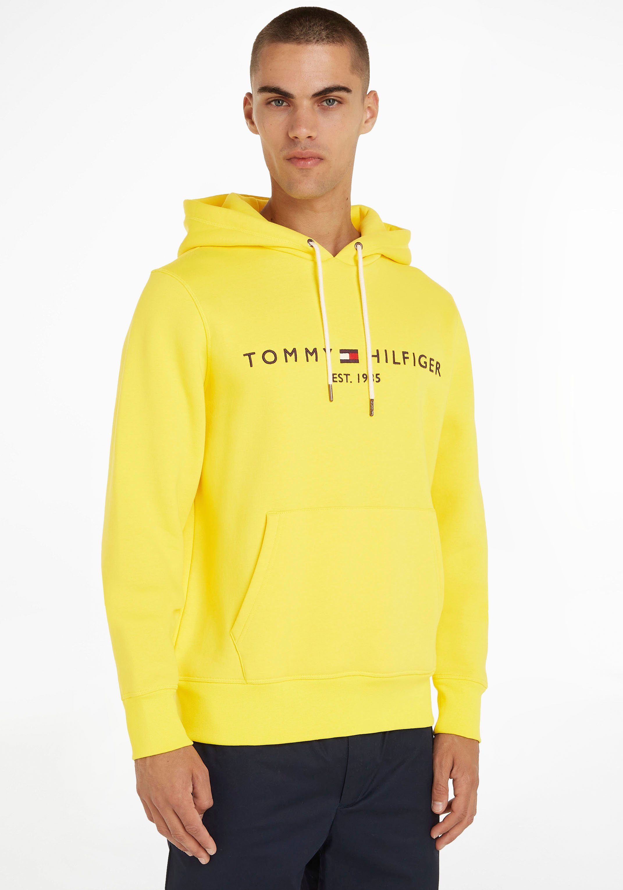 TOMMY der Kapuzensweatshirt Brust auf Tommy TH-Schriftzug Yellow mit LOGO Hilfiger HOODY gesticktem Vivid