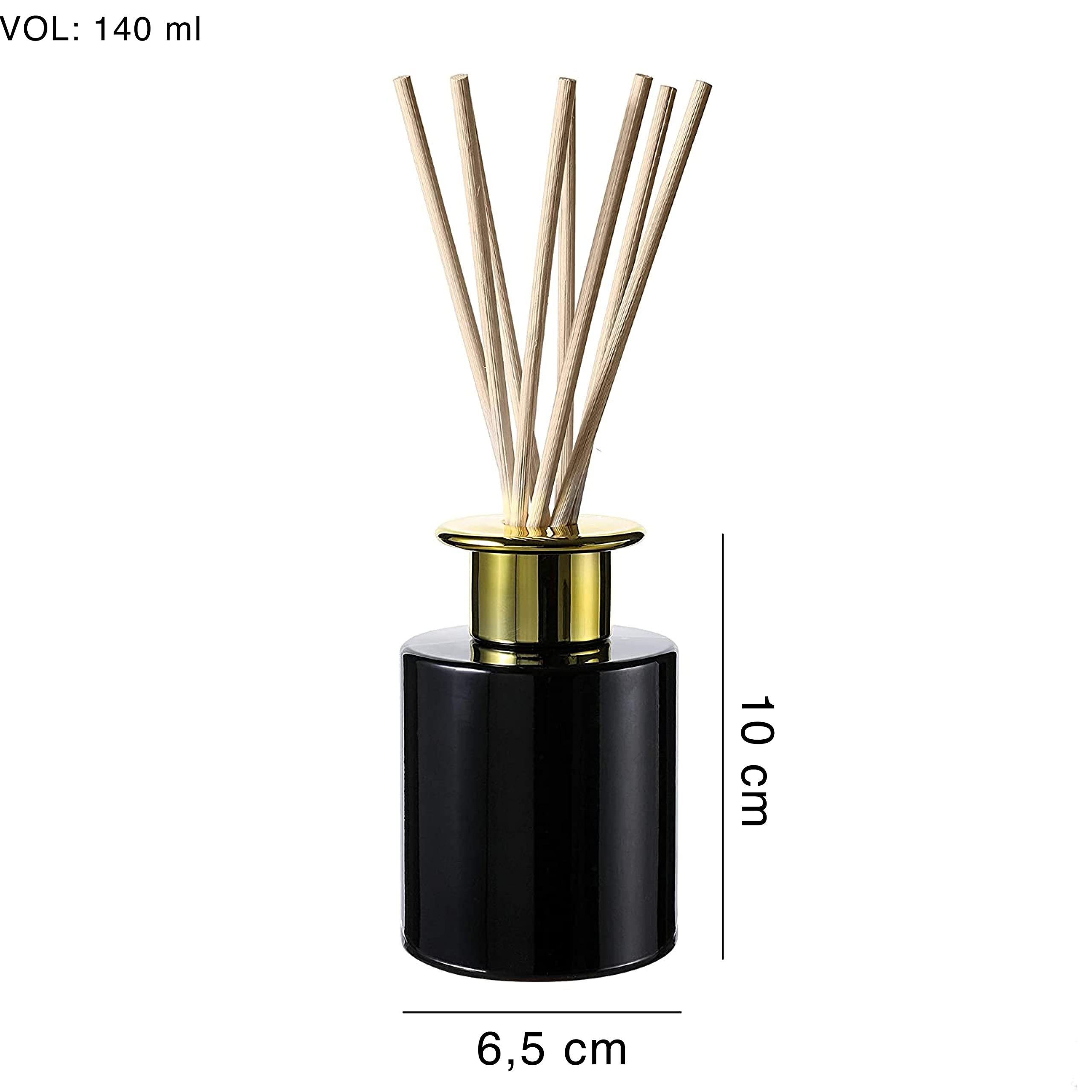 Bambusstäbchen in einer schwarzen Flasche mit nach Limette duftendem  Raumparfüm. Diffusor mit Duft für Zuhause Stockfotografie - Alamy