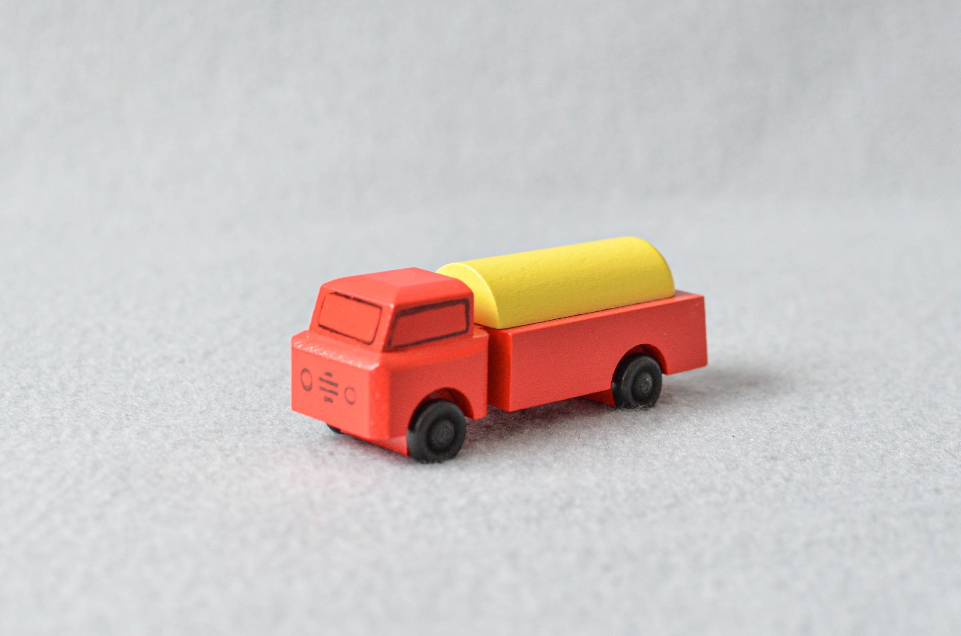 Spielzeug-Auto Holzspielzeug Lastenauto Tankauto HxBxT 3,5x7,5x3cm NEU, Mit Fassanhänger