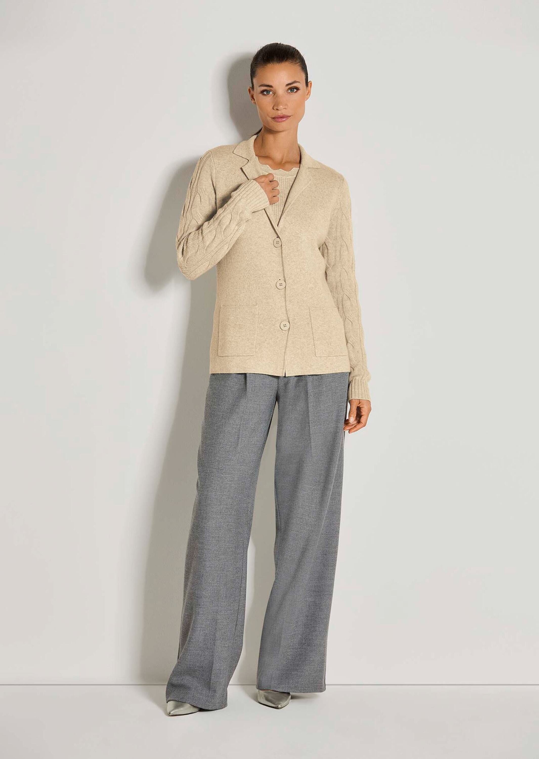 MADELEINE Strickjacke Eleganter Blazer mit Reverskragen Zopfmuster-Ärmel und Knopfleiste, Langarm