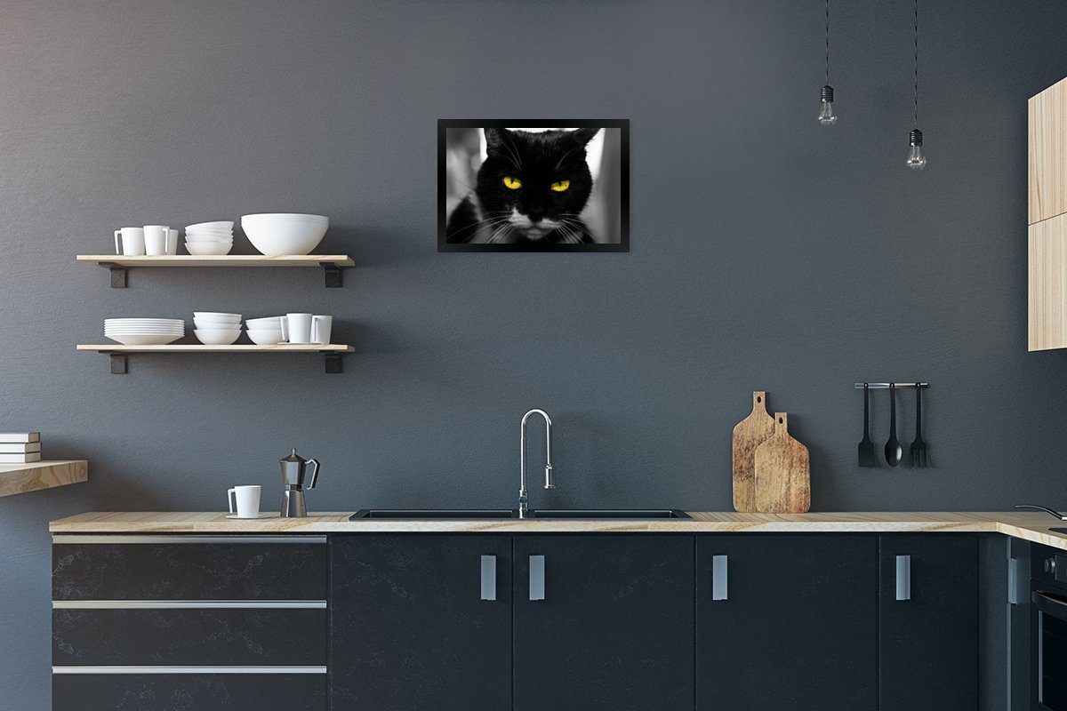 MuchoWow Poster Schwarz-Weiß-Foto des Kopfes einer schwarzen Katze mit gelben Augen, (1 St), Gerahmtes Poster, Wanddeko, Bilder, Wandposter, Schwarzem Bilderrahmen