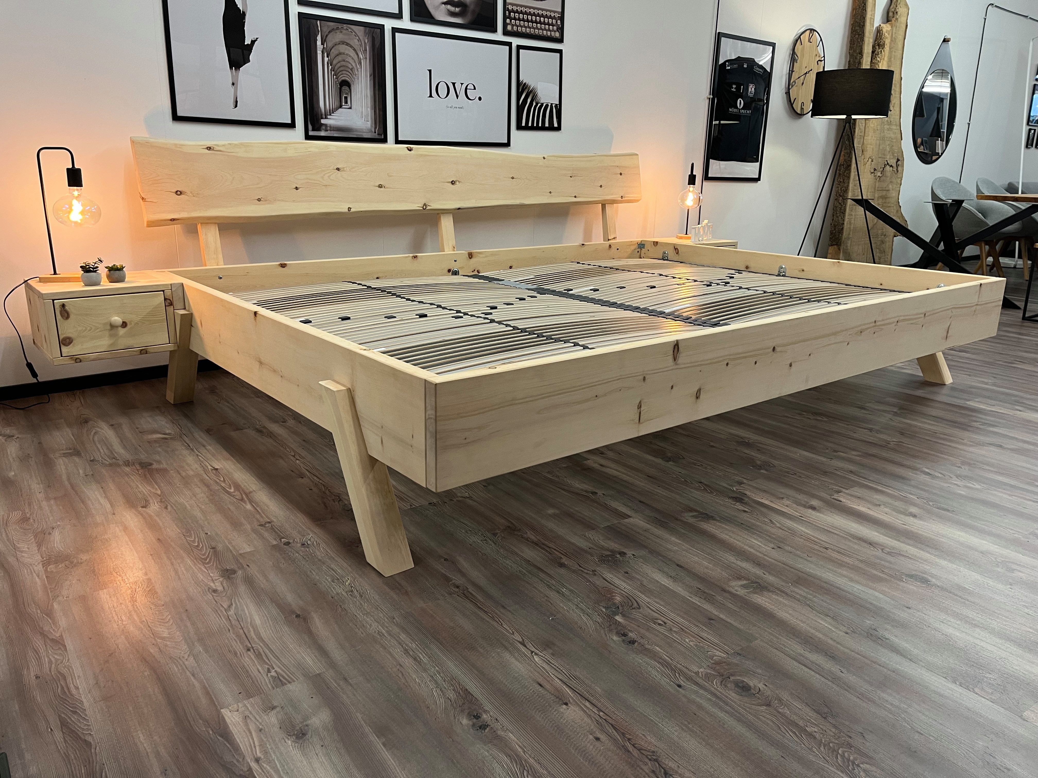Möbel Specht Massivholzbett Family Ischgl (Zirbe massiv naturbelassen, Familienbett bis 400x220cm Liegefläche), Kopfteil mit natürlicher Baumkante