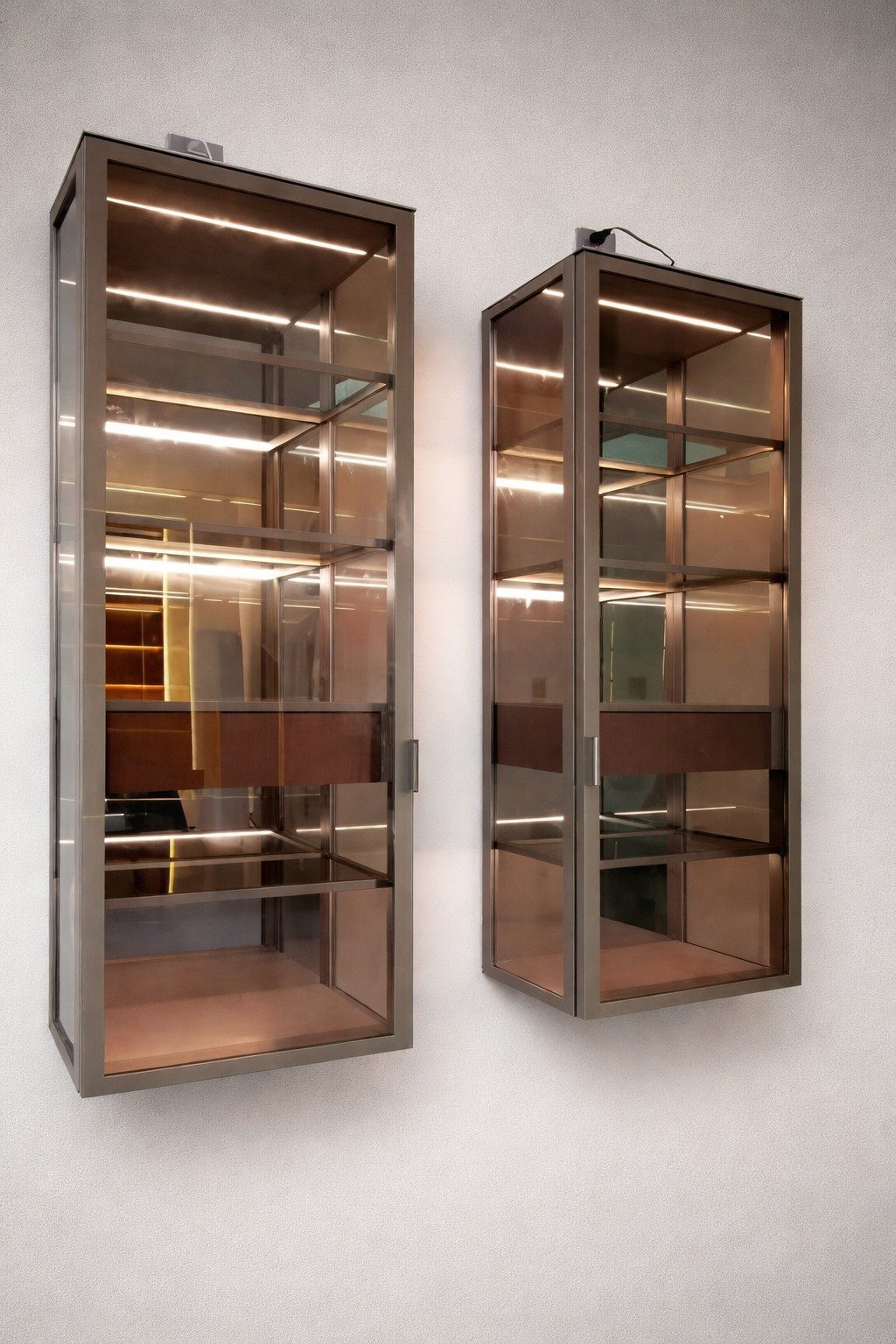 Xlmoebel Hängevitrine Hänge Vitrine von XLMOEBEL in Grau mit Glasfront und Schublade (1-St) Made in Europa