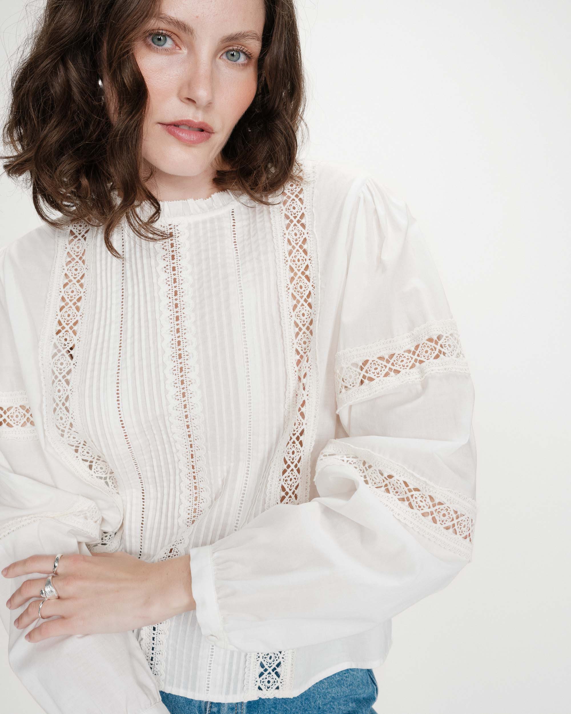 Grace & Mila Langarmbluse Ruffled-collar blouse Velma - Weiße Baumwollbluse - Bluse mit Rüschenk