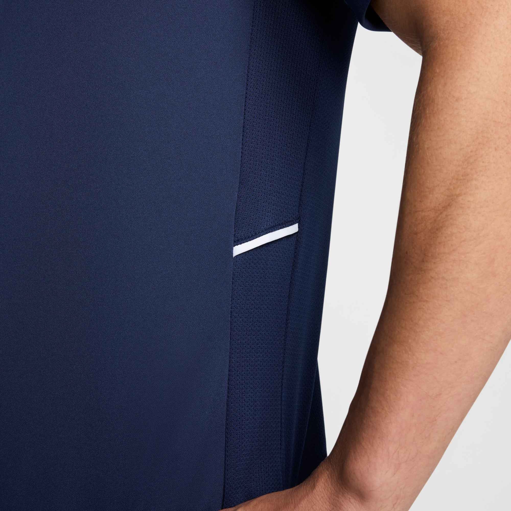 Nike Fußballtrikot Nike Academy Men's Dri-FIT Short-Sleeve Soccer Top für Fußballtraining entwickelt, mit seitlichen Mesh-Einsätzen