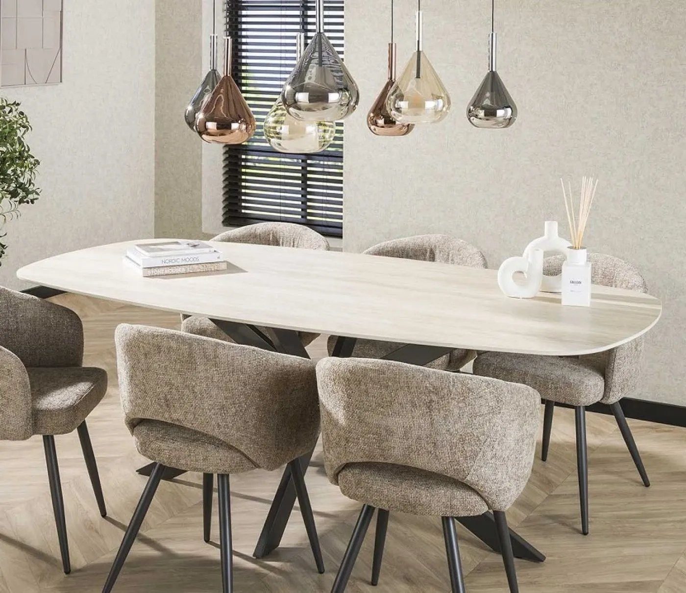 Furnhaus Esstisch Ele, oval, 215 cm, Keramik, Travertin (Deckenmontierte Beleuchtung mit drei Lichtpunkten, Keramikplatte mit sichtbarer Maserung), Wohnzimmertafel in Rundbogenform mit Spiderfuß