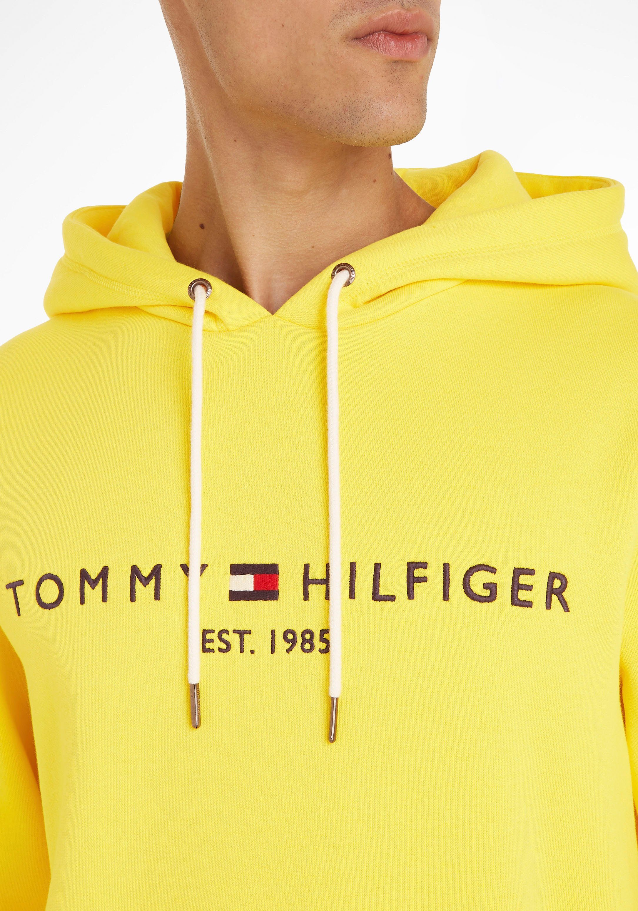 Tommy Hilfiger Kapuzensweatshirt TOMMY LOGO Yellow der mit gesticktem TH-Schriftzug auf Vivid Brust HOODY