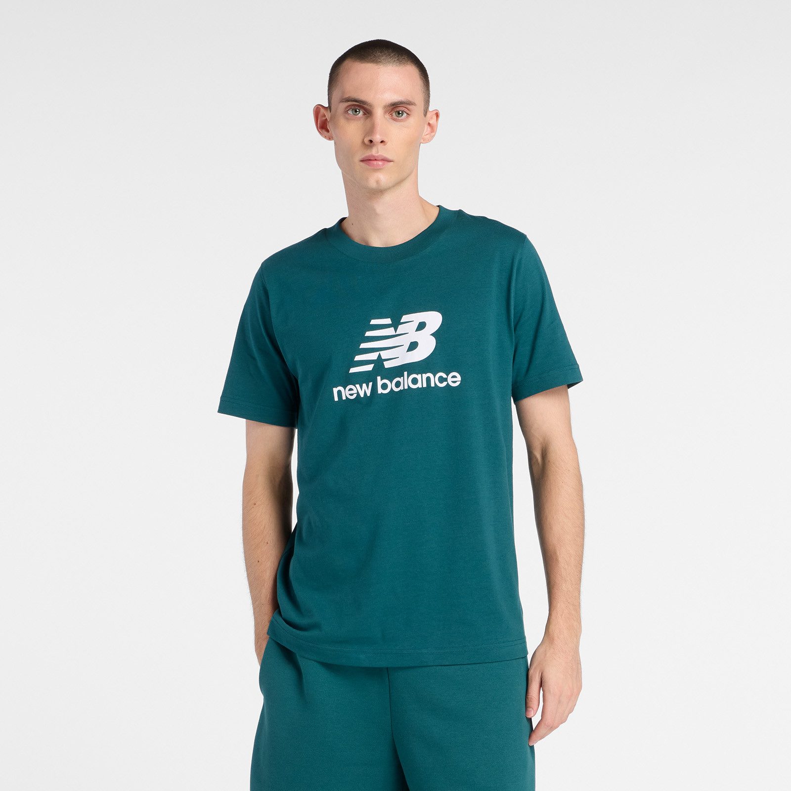 New Balance T-Shirt SPORT ESSENTIALS LOGO T-SHIRT sportliches T-Shirt, mit Kurzarmdesign, ohne Verschluss, aus Baumwolle
