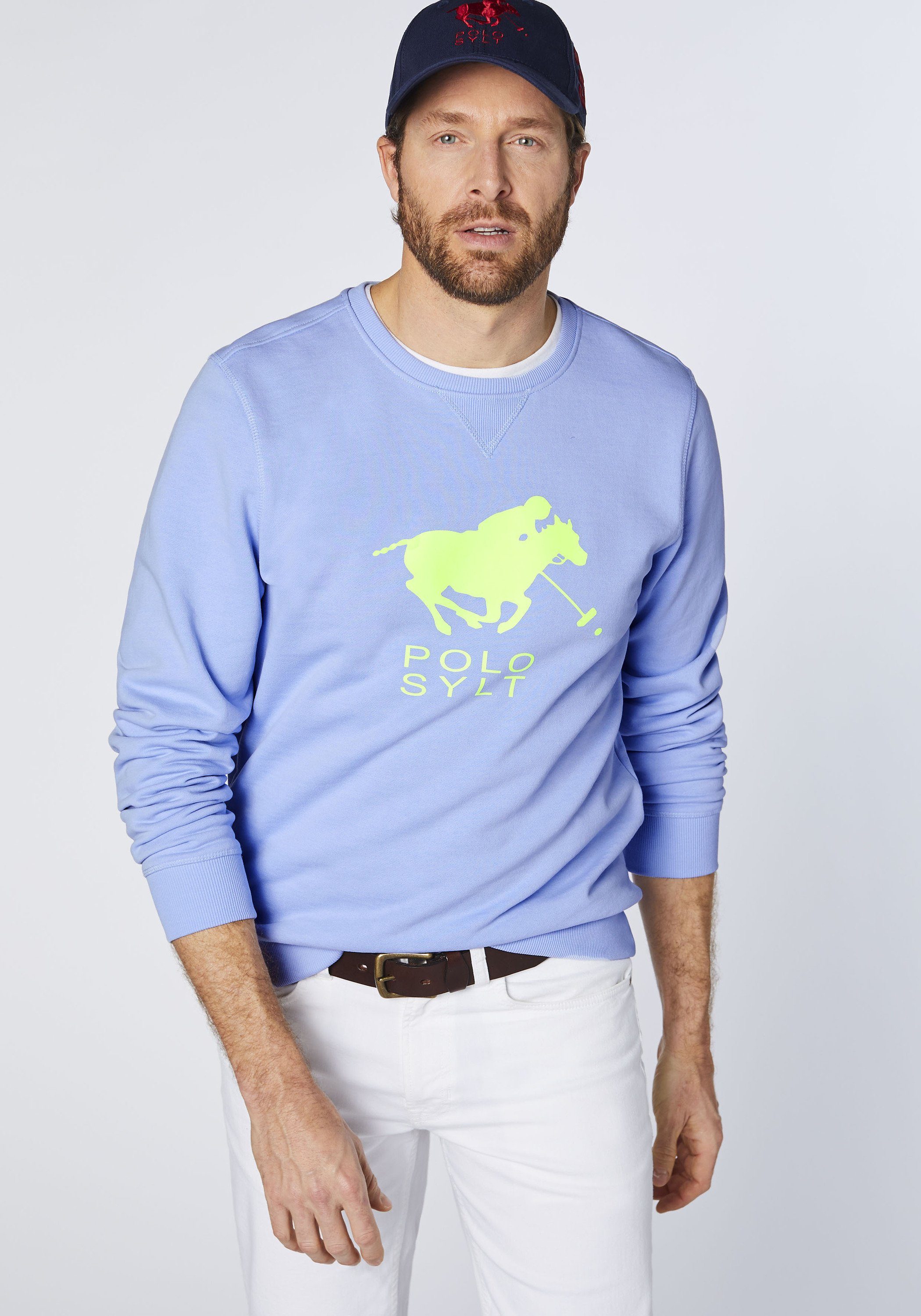 Brunnera Sylt Blue mit Polo Sweatshirt Label-Motiv