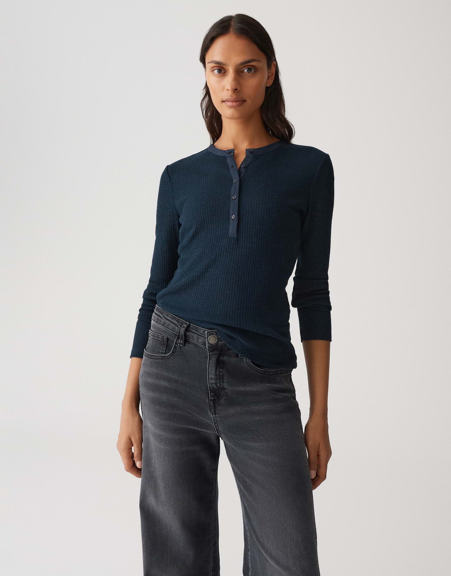 OPUS Longsleeve SIMOLU mit feiner Rippstruktur Henley Ausschnitt, figurbetonte Passform, kurze Knopfleiste