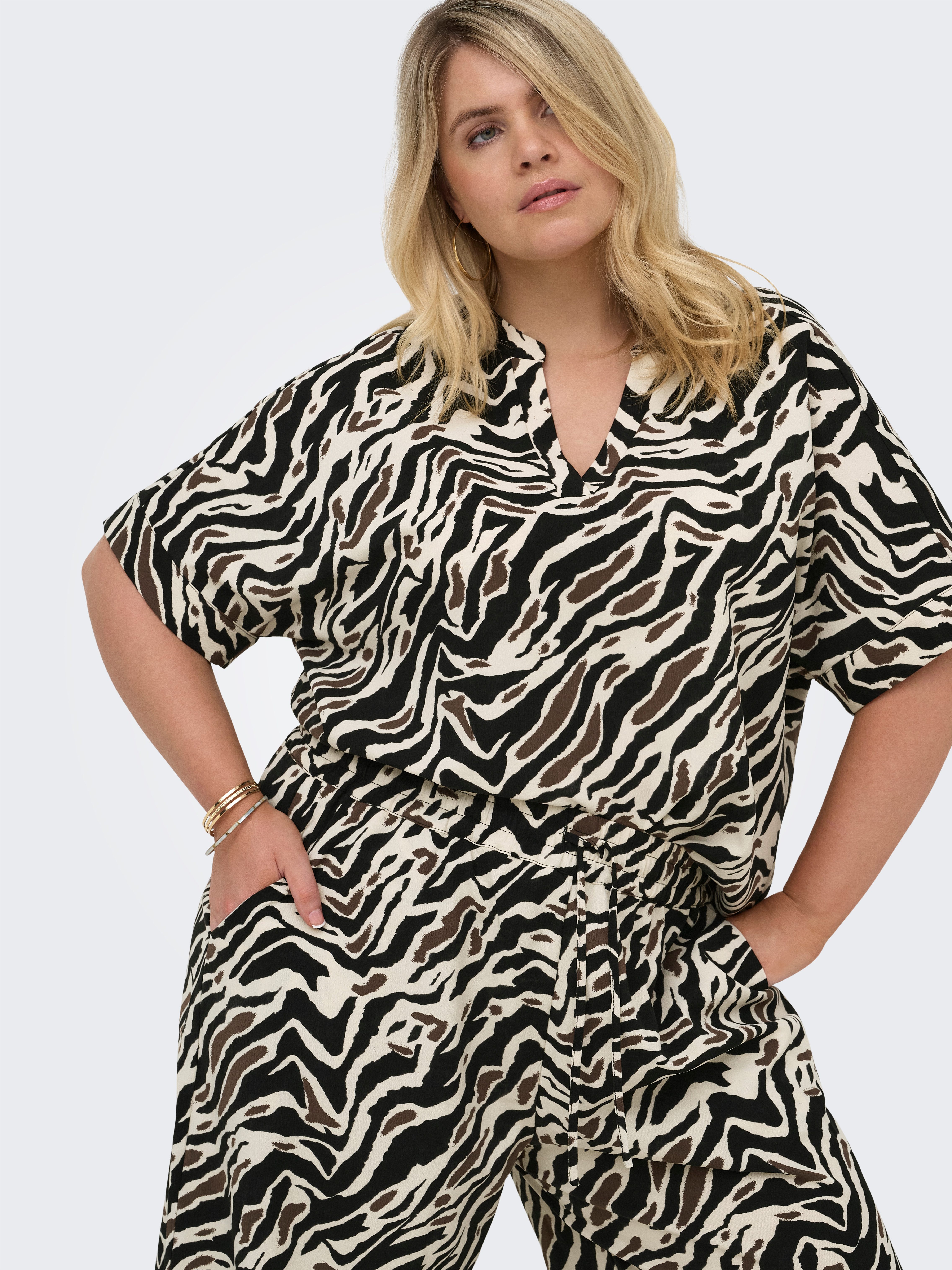 ONLY CARMAKOMA V-Shirt CARELITE S/S V-NECK FOLD-UP TOP AOP