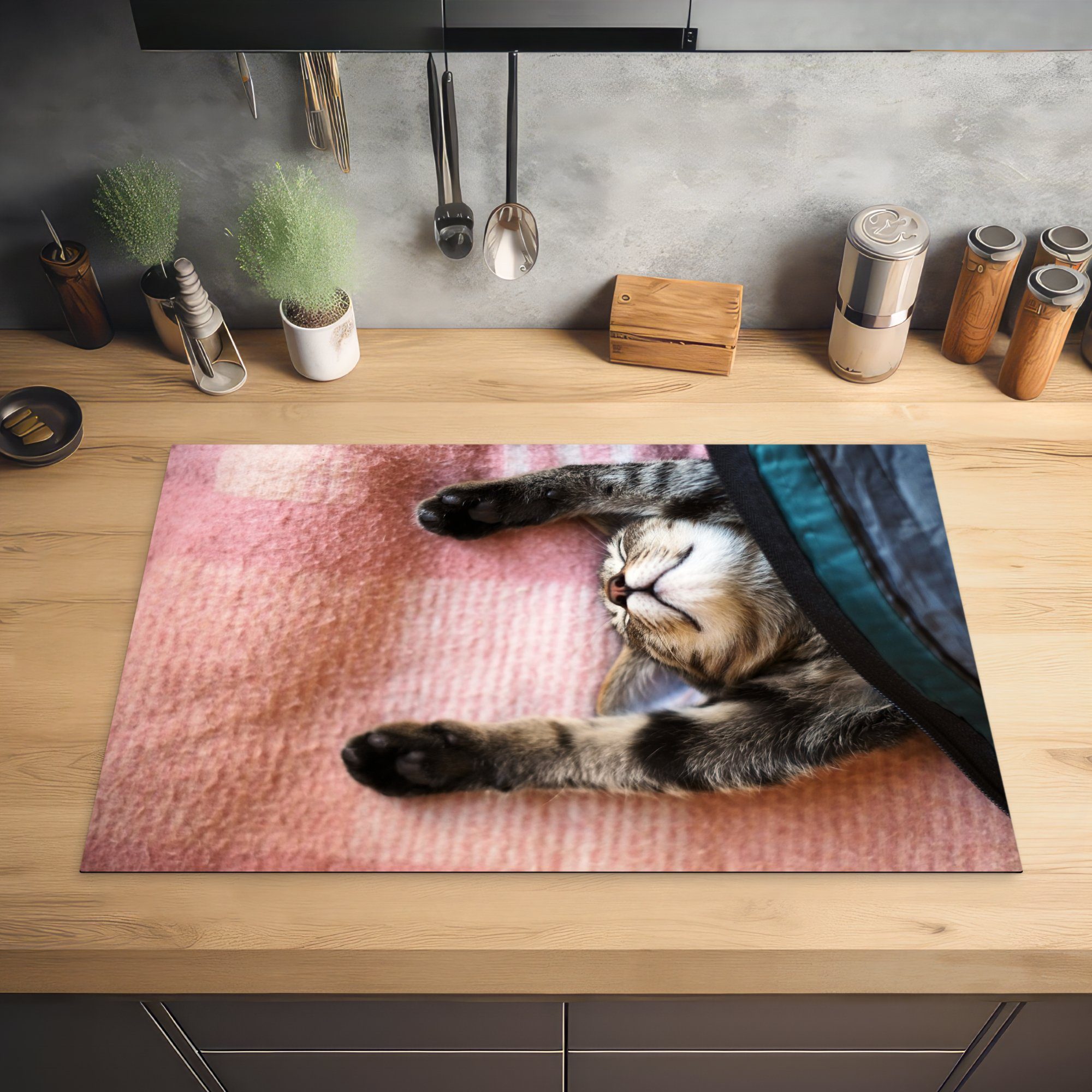 MuchoWow Herdblende-/Abdeckplatte Schlafende Katze Ceranfeldabdeckung (1 cm, für küche, auf 81x52 Vinyl, einem die Teppich, Induktionskochfeld Schutz tlg)