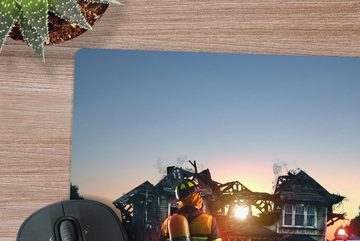 MuchoWow Gaming Mauspad Feuerwehrmann vor einem abgebrannten Haus (1-St), Mousepad mit Rutschfester Unterseite, Gaming, 40x40 cm, XXL, Großes