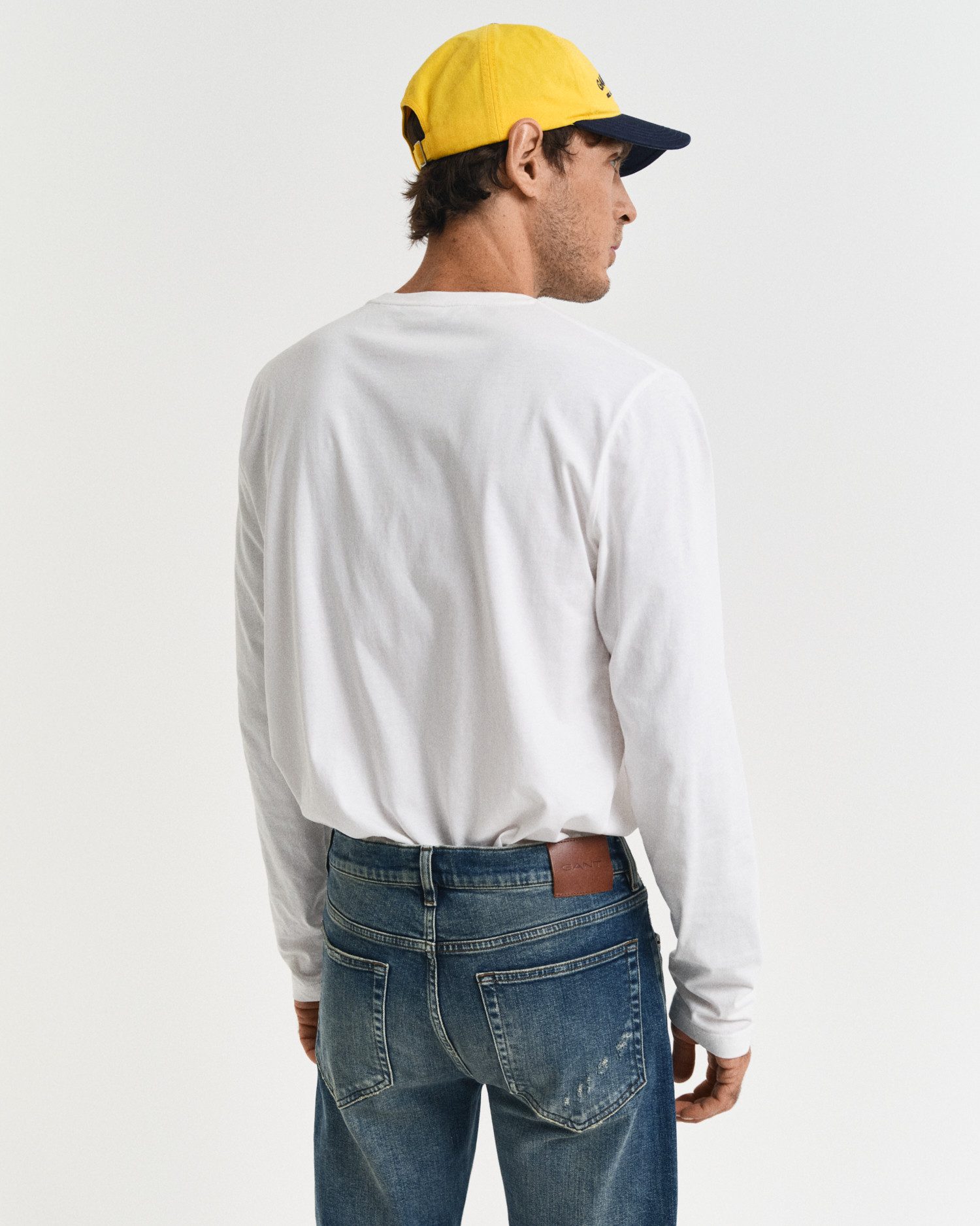 Gant Langarmshirt REG SHIELD LS T-SHIRT mit Logostickerei auf der Brust