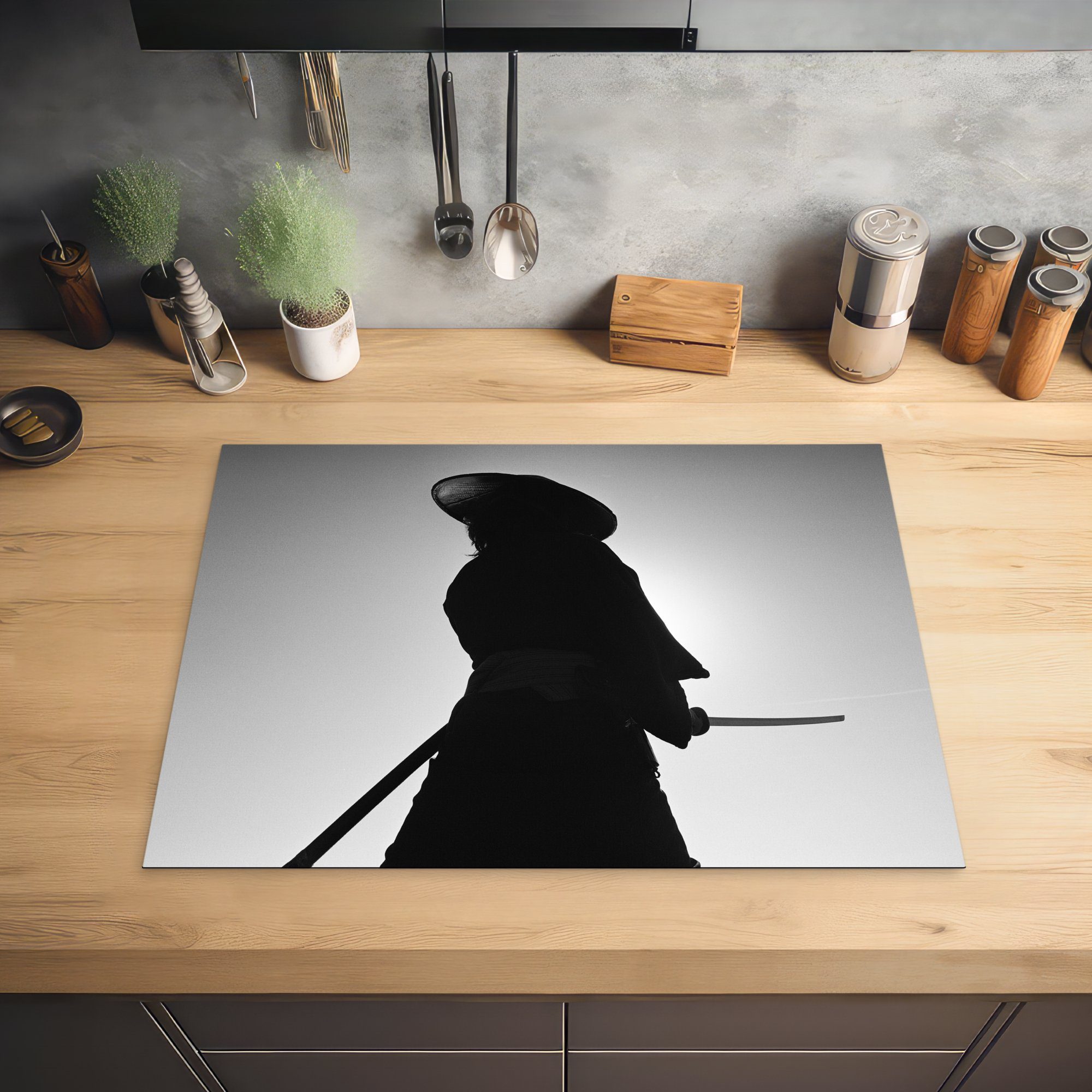 Samurai 71x52 einem grauen Herdblende-/Abdeckplatte cm, eines Induktionskochfeld MuchoWow küche, Hintergrund, vor Vinyl, (1 für Schutz Silhouette tlg), die Ceranfeldabdeckung