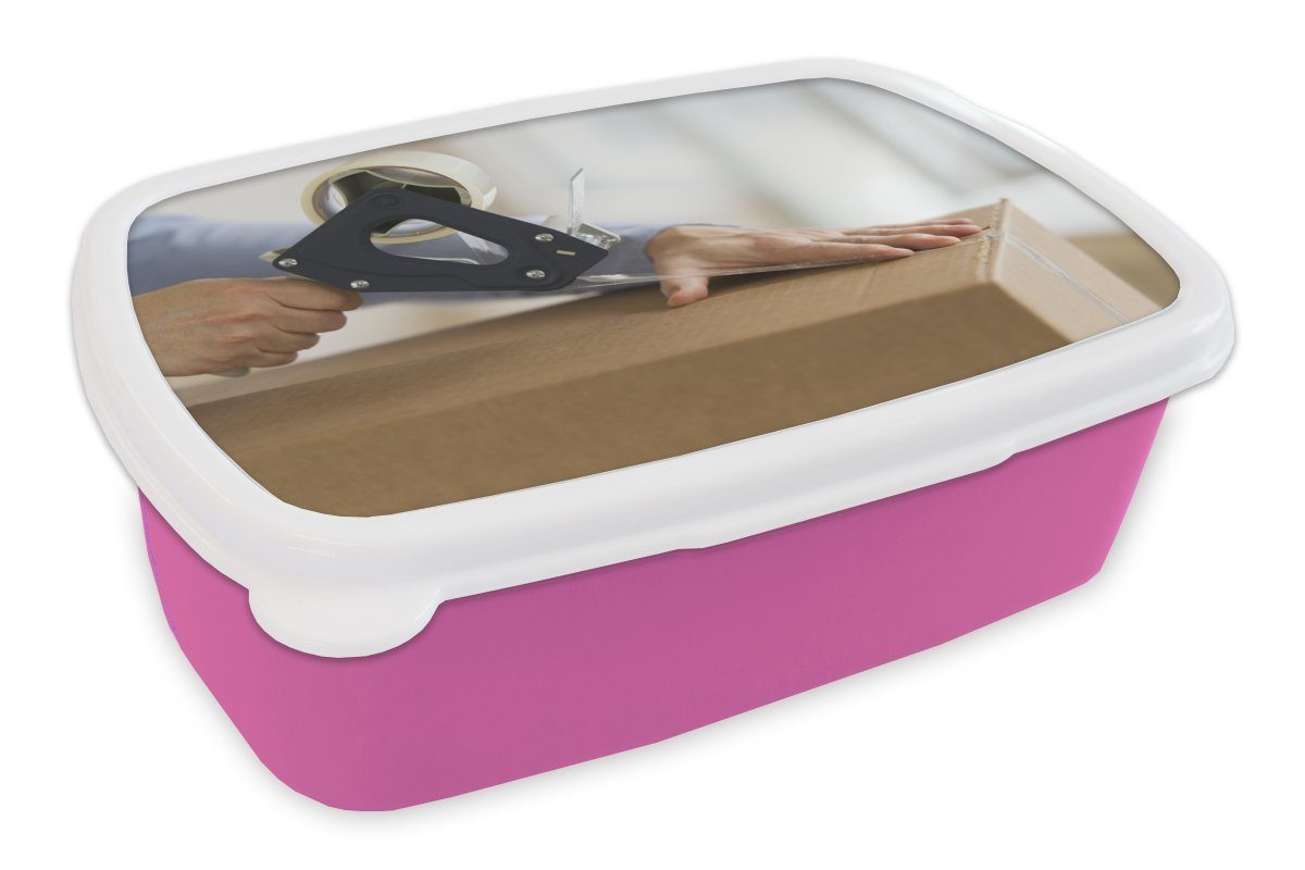 MuchoWow Lunchbox Person verschließt eine Schachtel mit Klebeband, Kunststoff, (2-tlg), Brotbox für Erwachsene, Brotdose Kinder, Snackbox, Mädchen, Kunststoff rosa