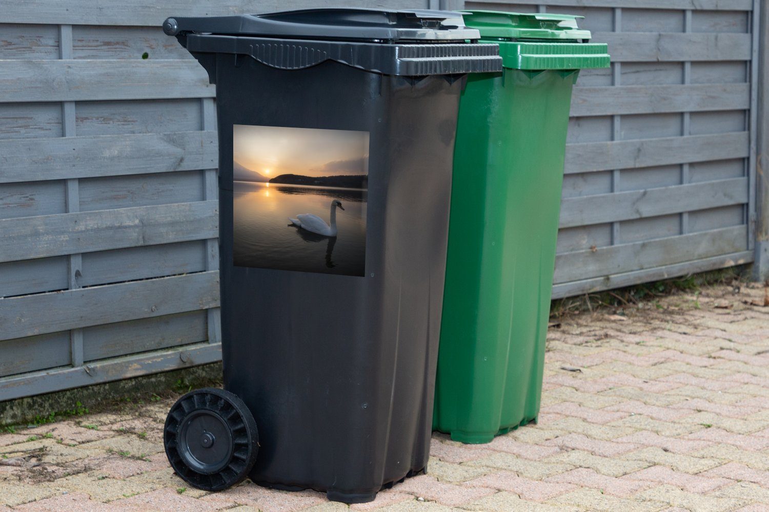 Abfalbehälter - Sonne Mülleimer-aufkleber, Berg MuchoWow (1 Mülltonne, Sticker, - Schwan Container, St), Wandsticker